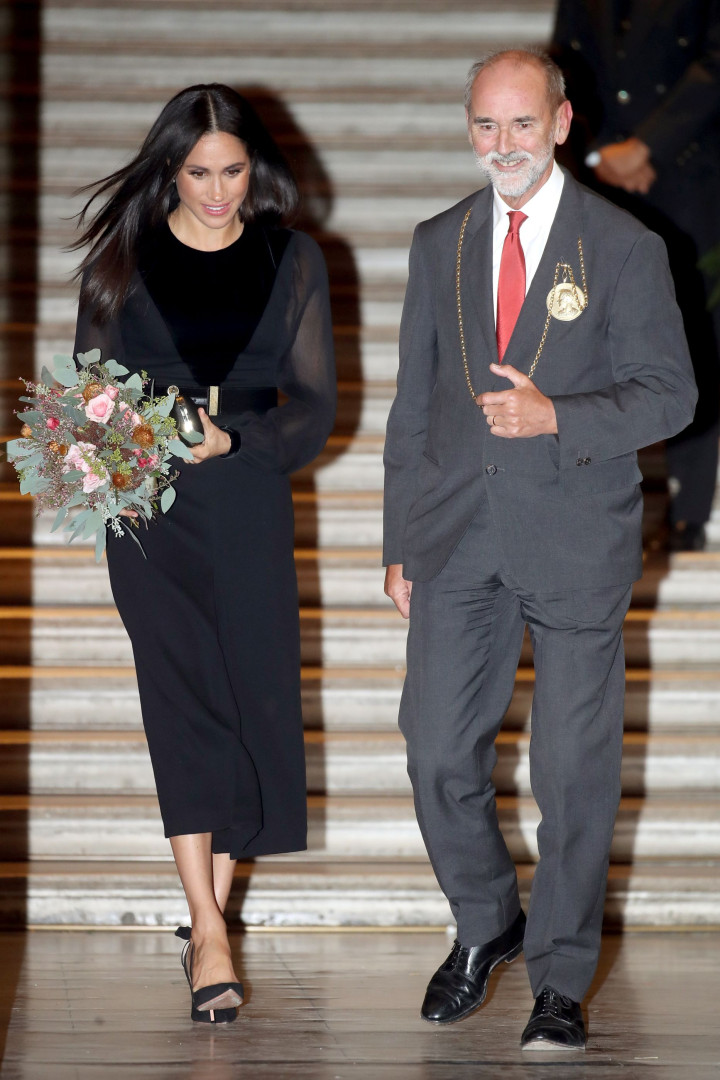 Meghan brilha com vestido de quase 3 mil euros em primeiro evento sozinha