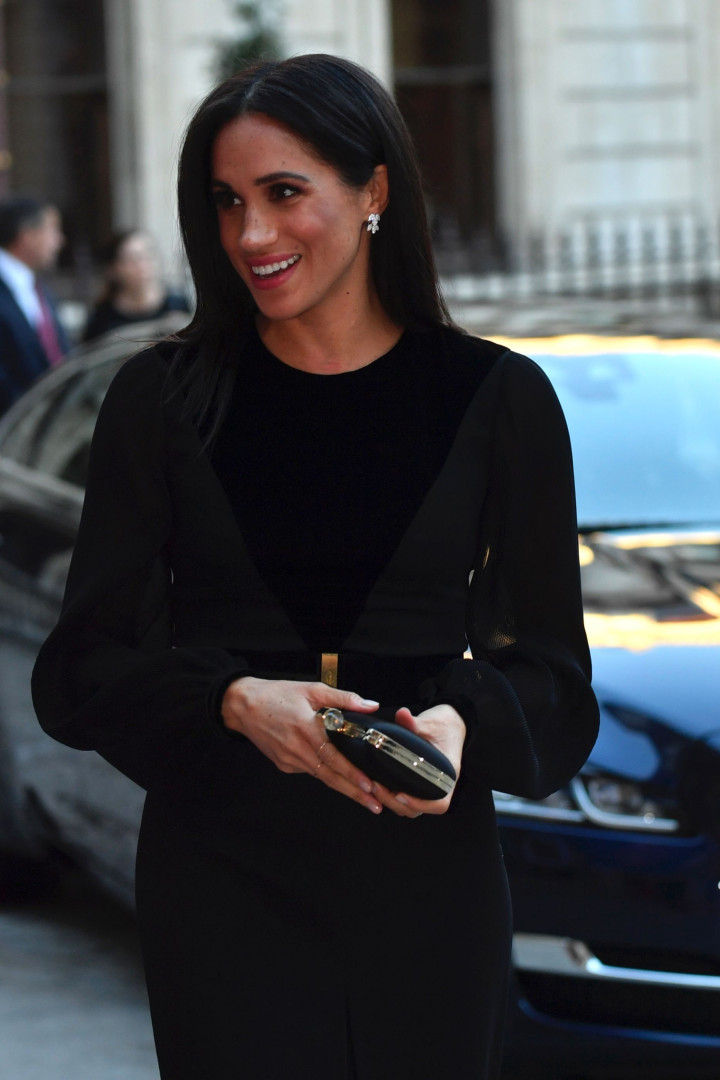 No primeiro evento sozinha, Meghan Markle distingue-se de Kate Middleton