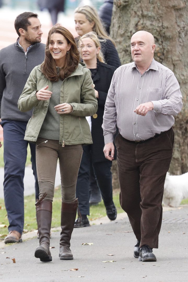 Kate Middleton usa visual descontraído no regresso aos eventos públicos