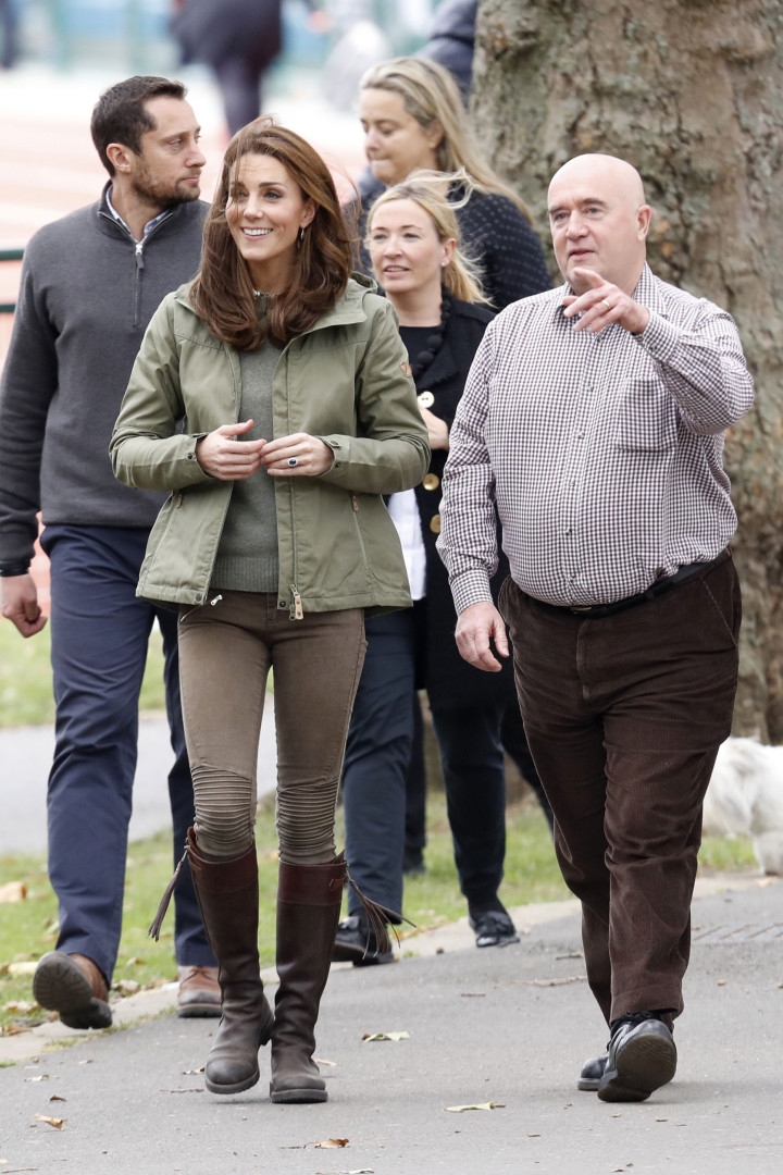 Kate Middleton usa visual descontraído no regresso aos eventos públicos