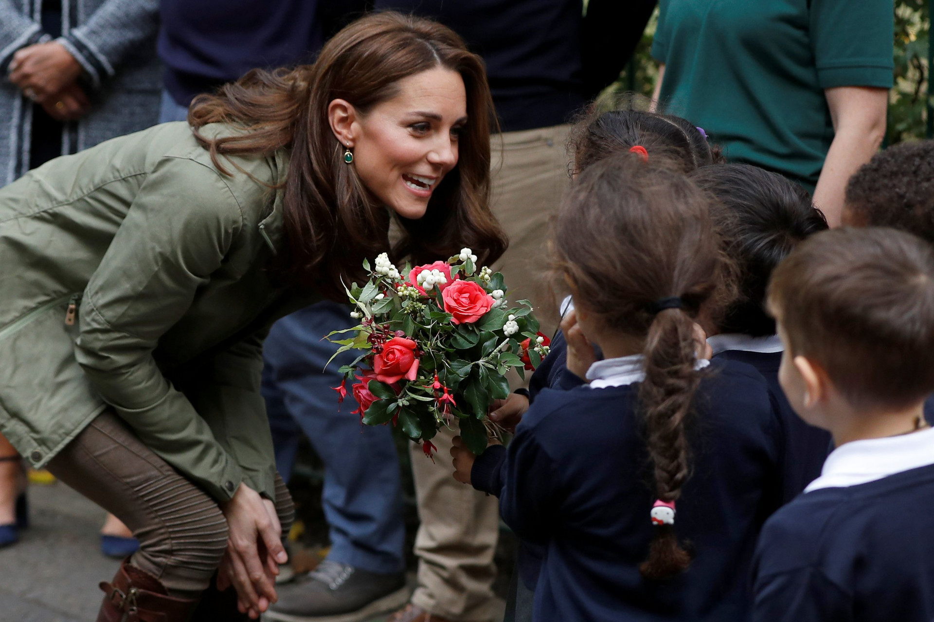 Kate Middleton usa visual descontraído no regresso aos eventos públicos