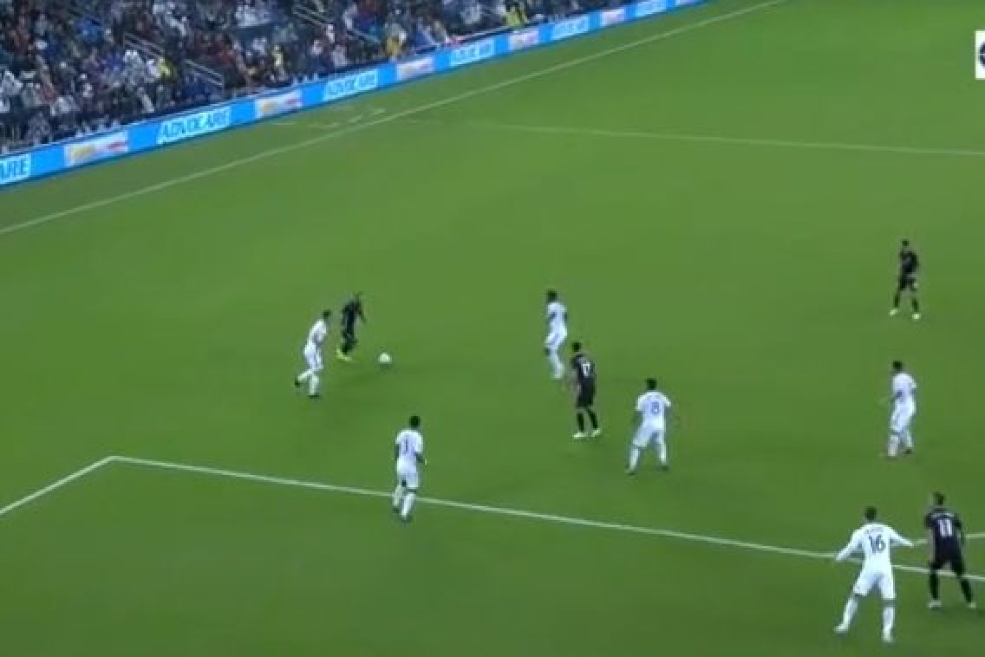 Russell passou por quatro, marcou e estragou a festa a Ibrahimovic