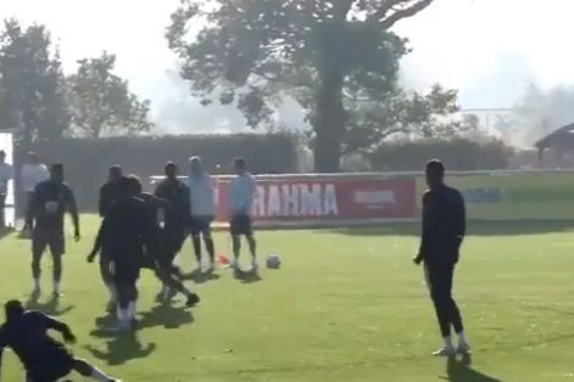 Neymar fez isto a Felipe Luís e provocou a gargalhada geral no treino