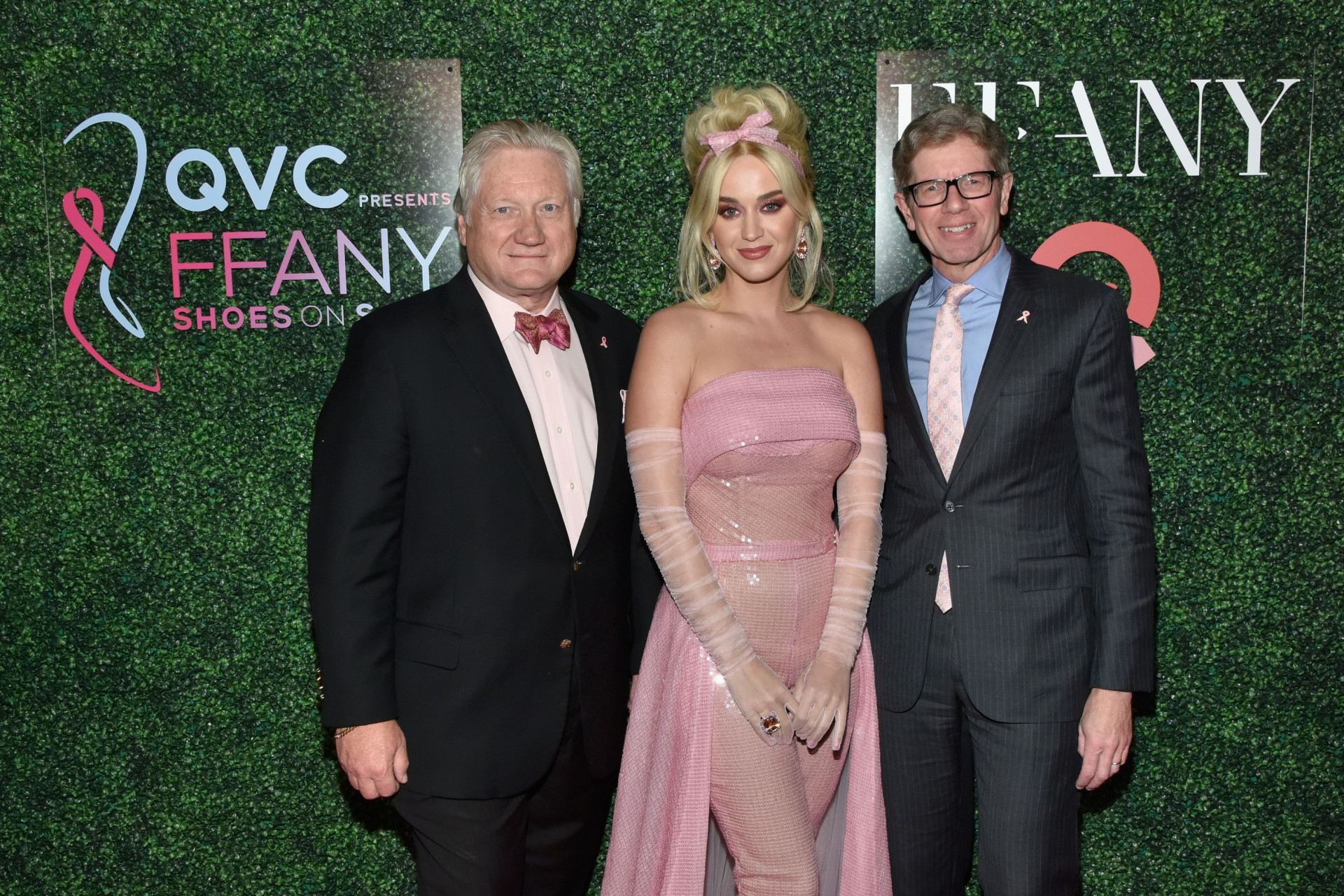 Katy Perry arrasa com look ao estilo Barbie