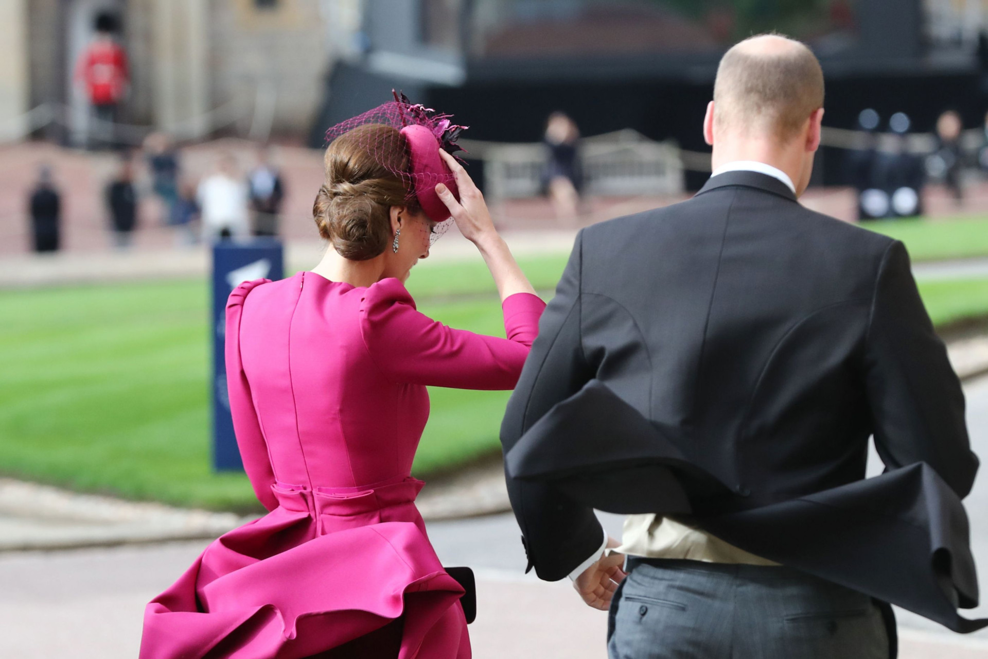 Casamento real: Kate Middleton aposta em vestido cor de cereja