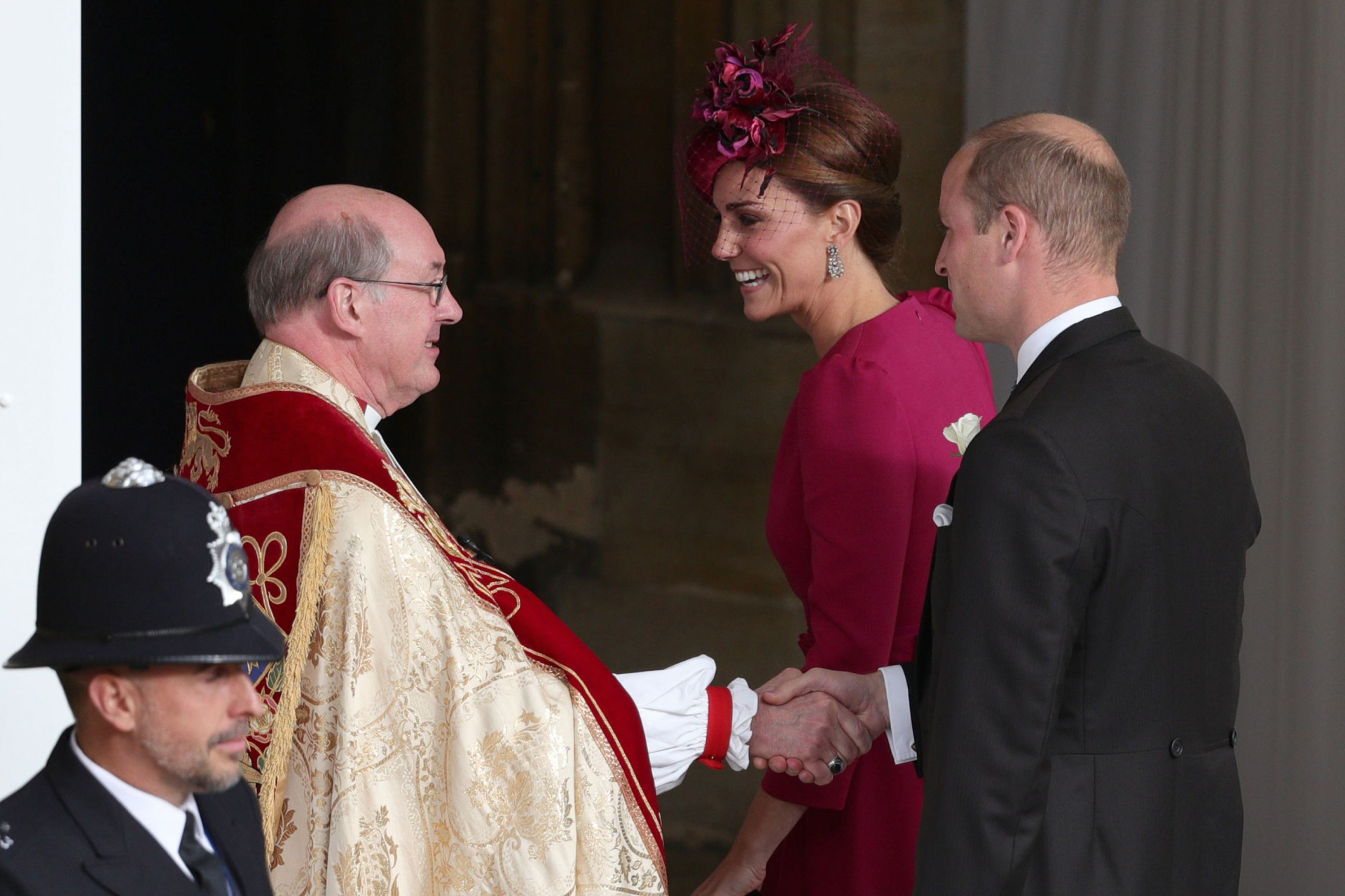 Casamento real: Kate Middleton aposta em vestido cor de cereja