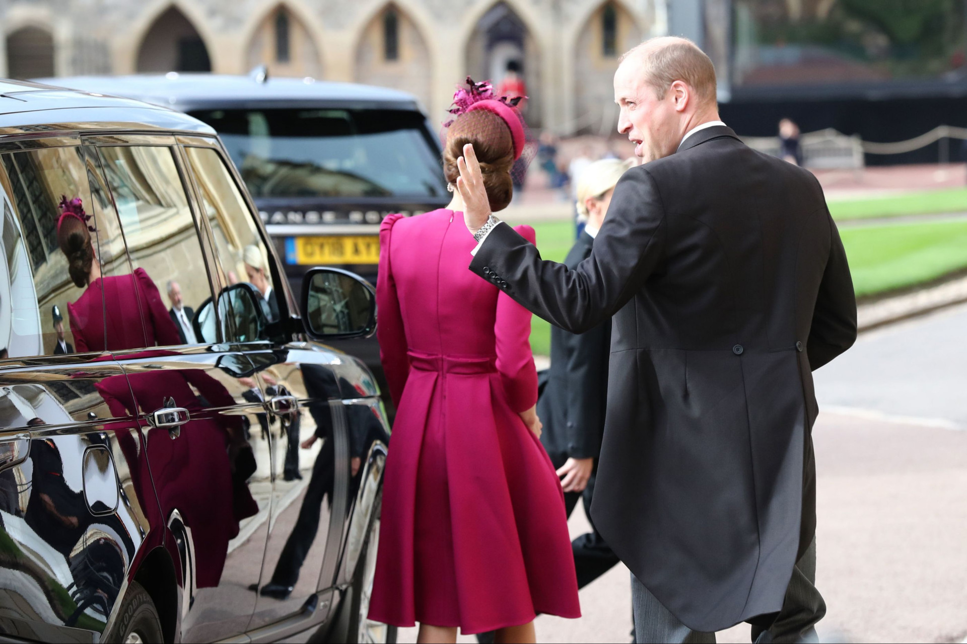 Casamento real: Kate Middleton aposta em vestido cor de cereja