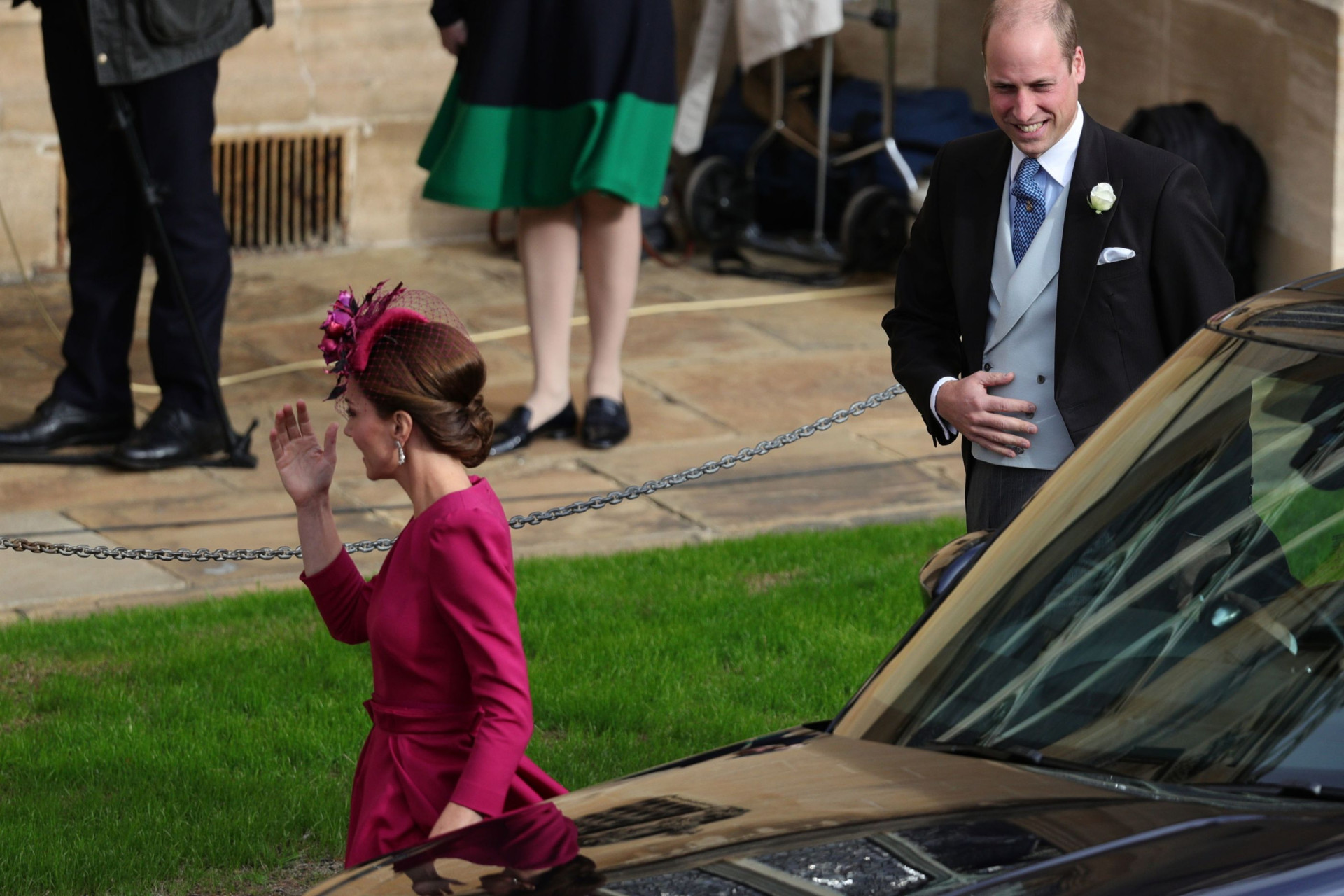 Casamento real: Kate Middleton aposta em vestido cor de cereja