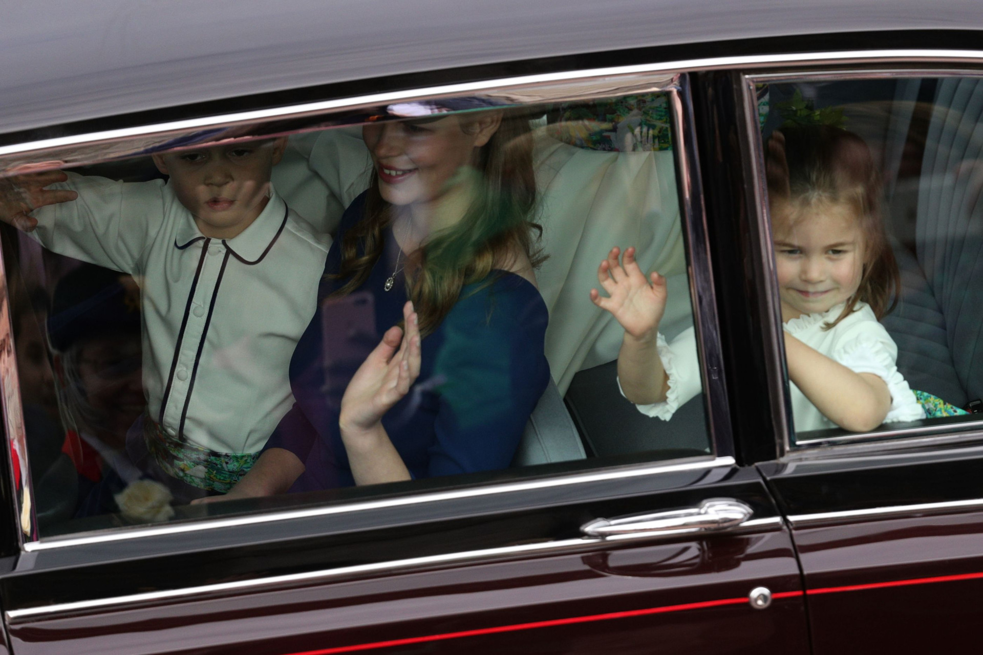 Com um ar traquina, George e Charlotte encantam em casamento real
