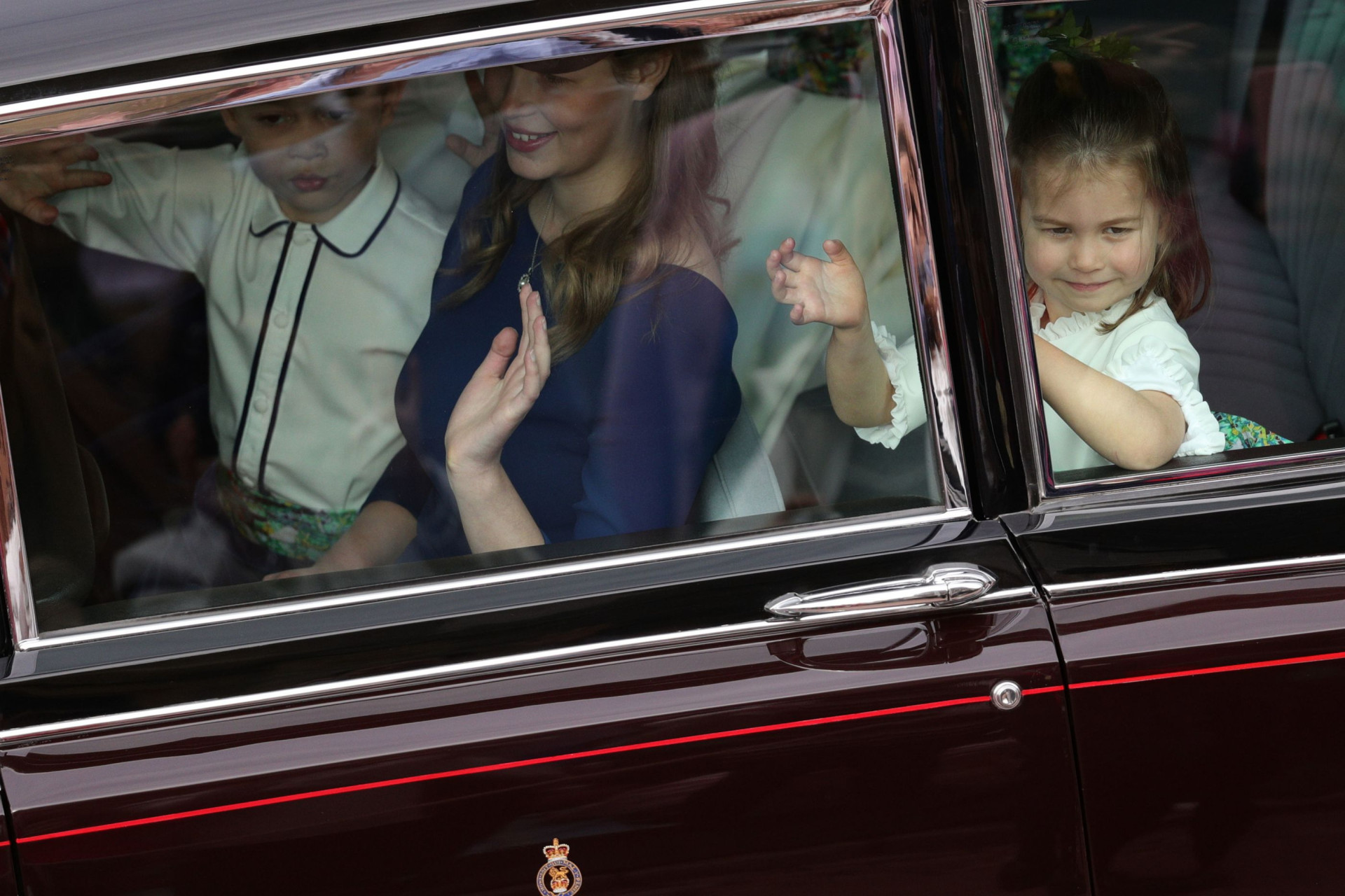 Com um ar traquina, George e Charlotte encantam em casamento real