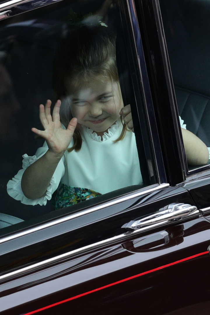 Com um ar traquina, George e Charlotte encantam em casamento real