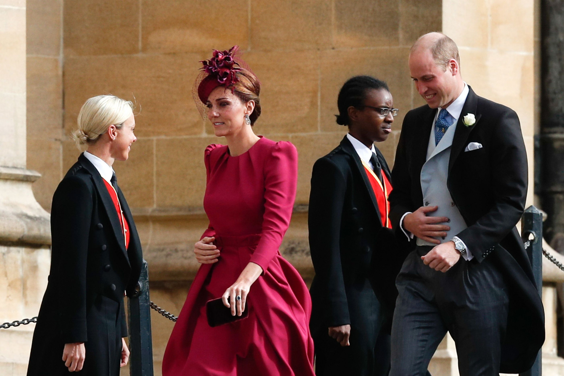 Casamento real: Kate Middleton aposta em vestido cor de cereja