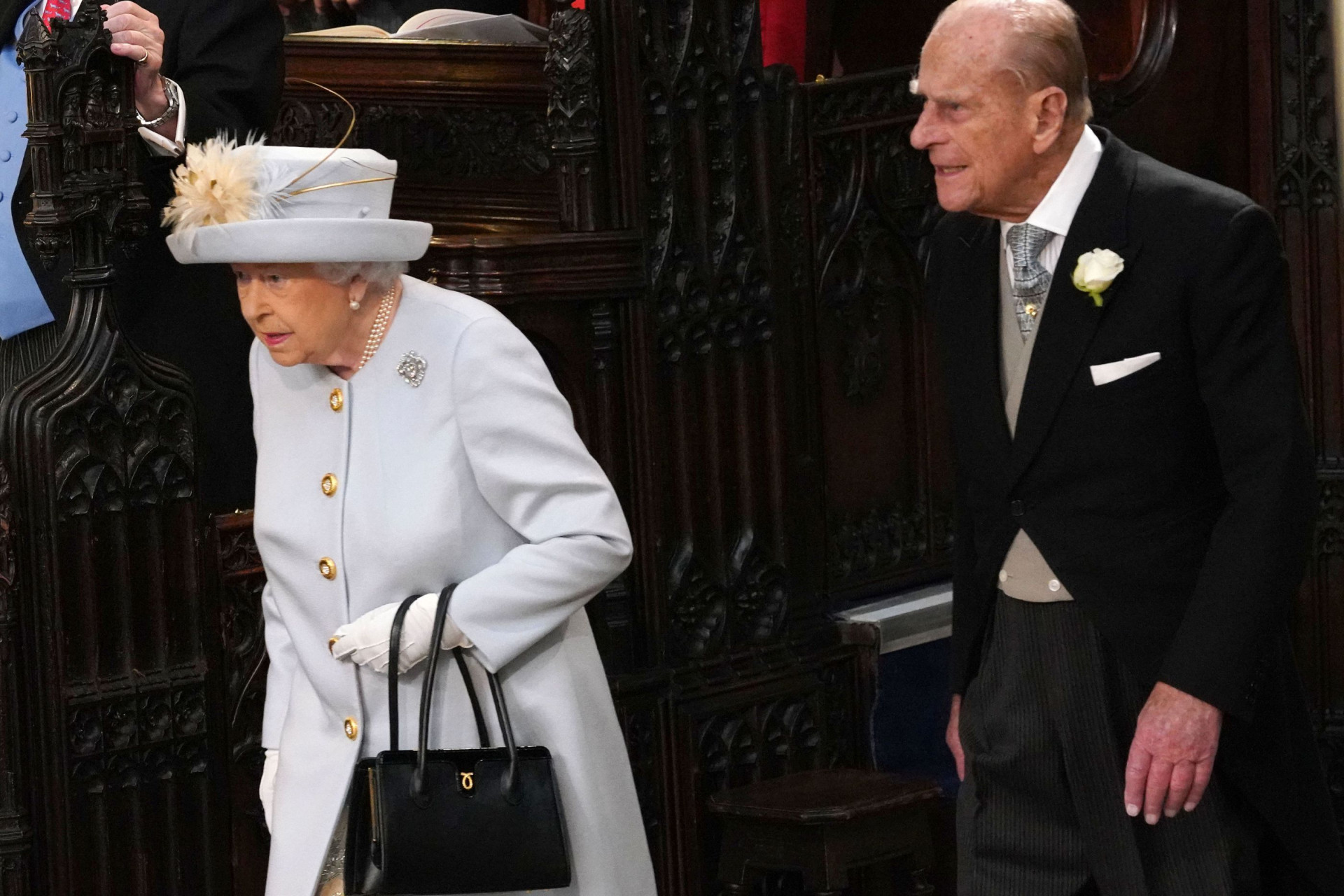 Rainha Isabel II aposta em look claro e 'foge' às cores chamativas