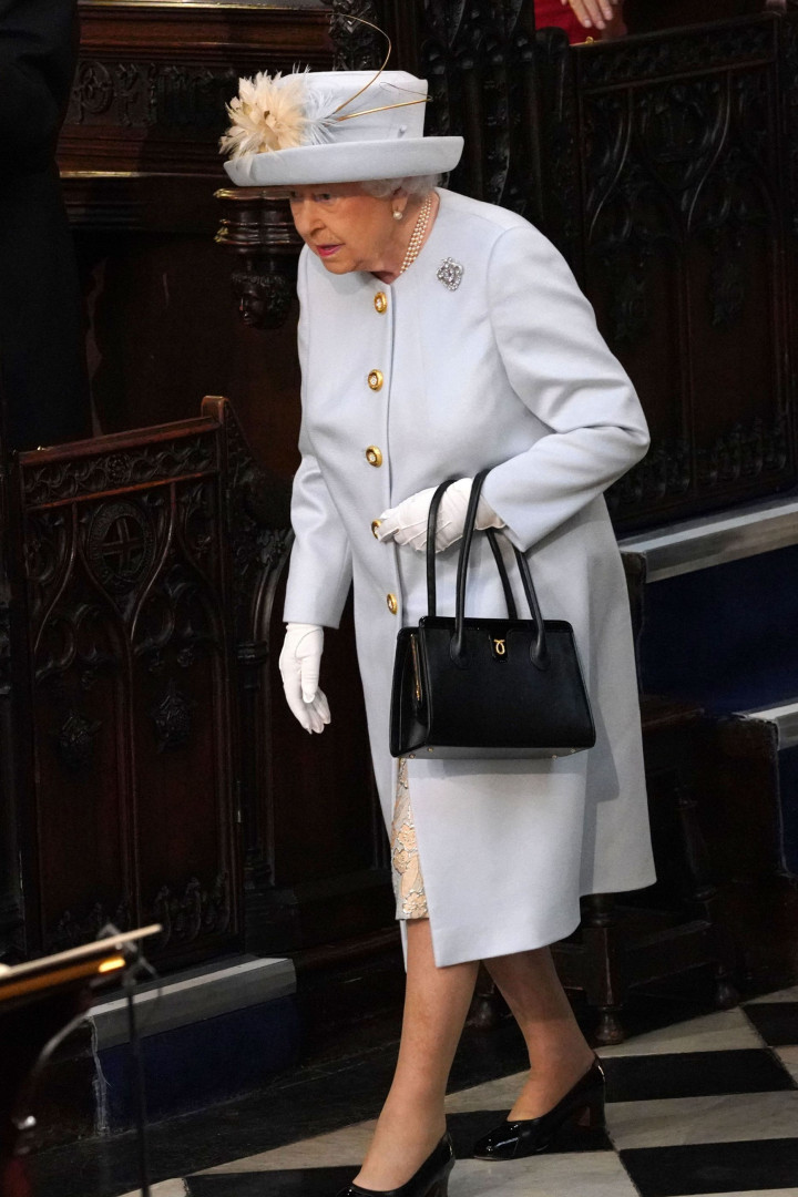 Rainha Isabel II aposta em look claro e 'foge' às cores chamativas