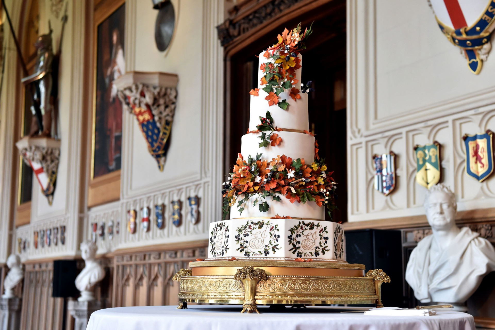 Reveladas imagens do bolo de casamento da princesa Eugenie