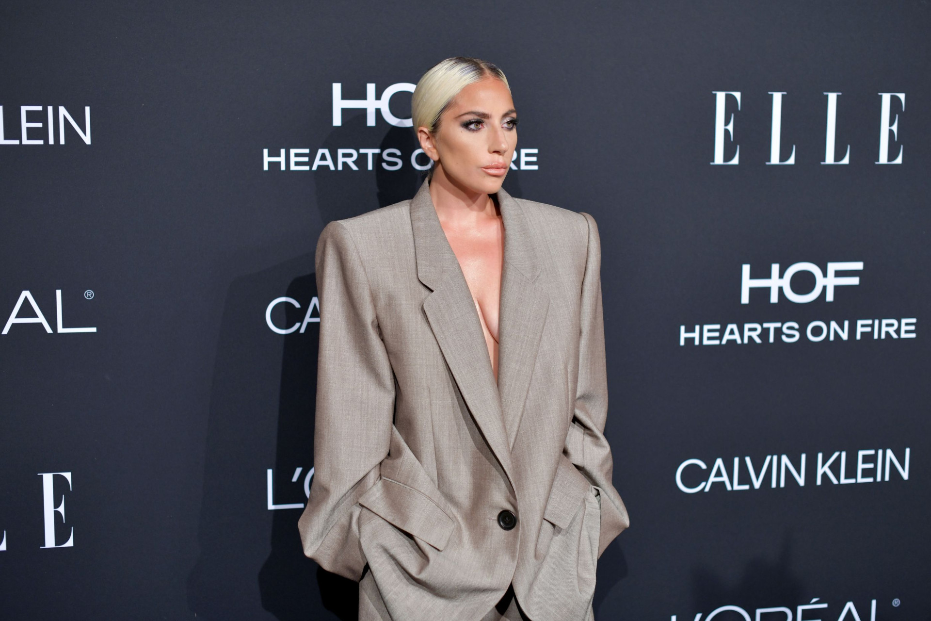 Sara Sampaio 'brilha' ao lado de estrelas de Hollywood