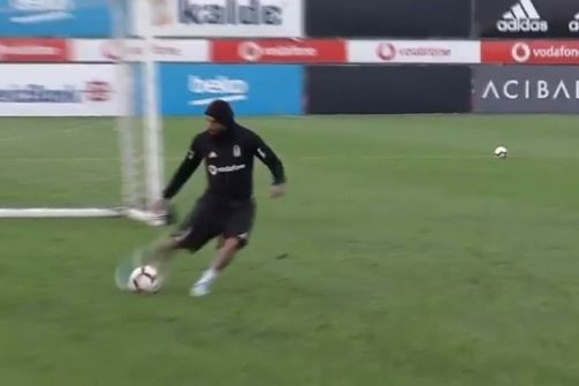 Até nos treinos Quaresma 'apaixona'... com golos de levantar o estádio