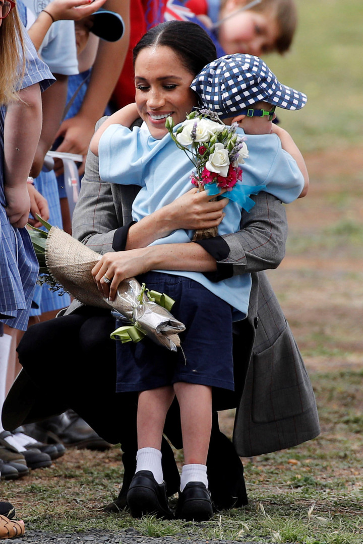 Príncipe Harry mostra lado paternal e deixa Meghan Markle 'babada'