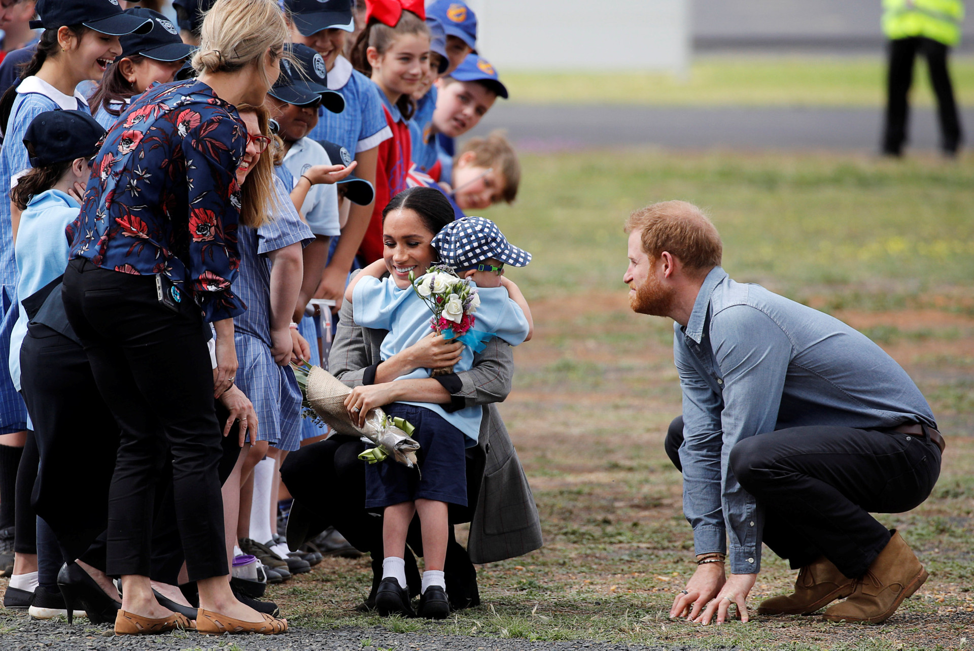 Príncipe Harry mostra lado paternal e deixa Meghan Markle 'babada'