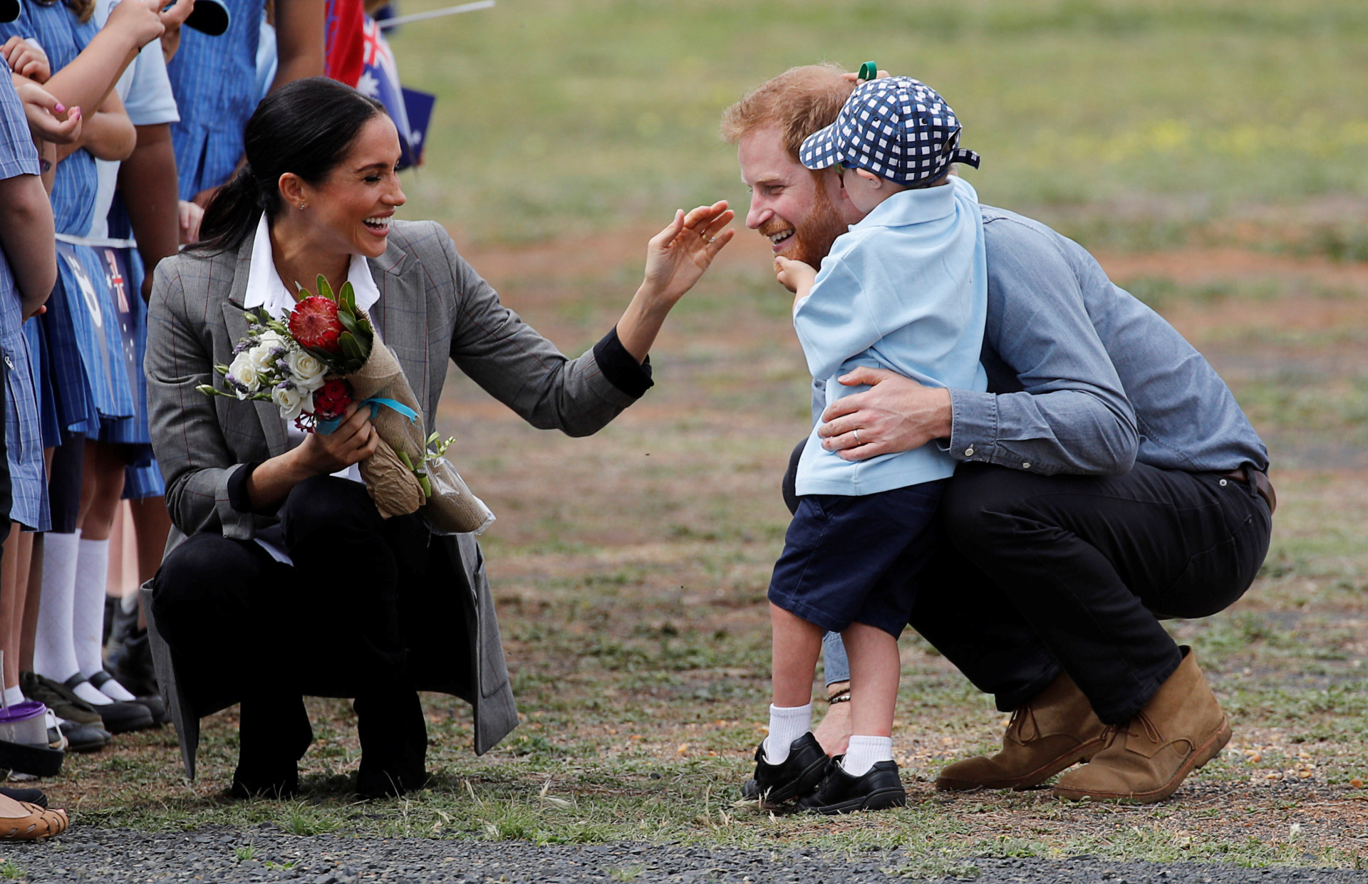 Príncipe Harry mostra lado paternal e deixa Meghan Markle 'babada'