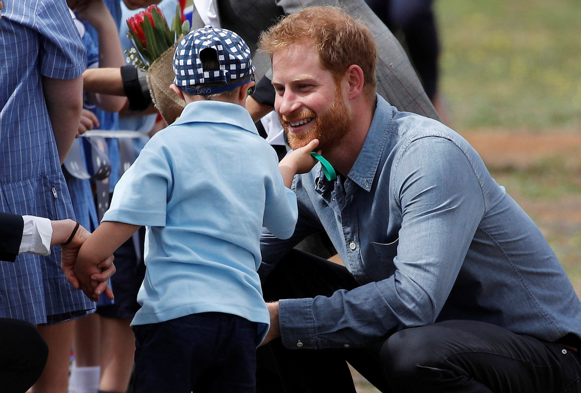 Príncipe Harry mostra lado paternal e deixa Meghan Markle 'babada'