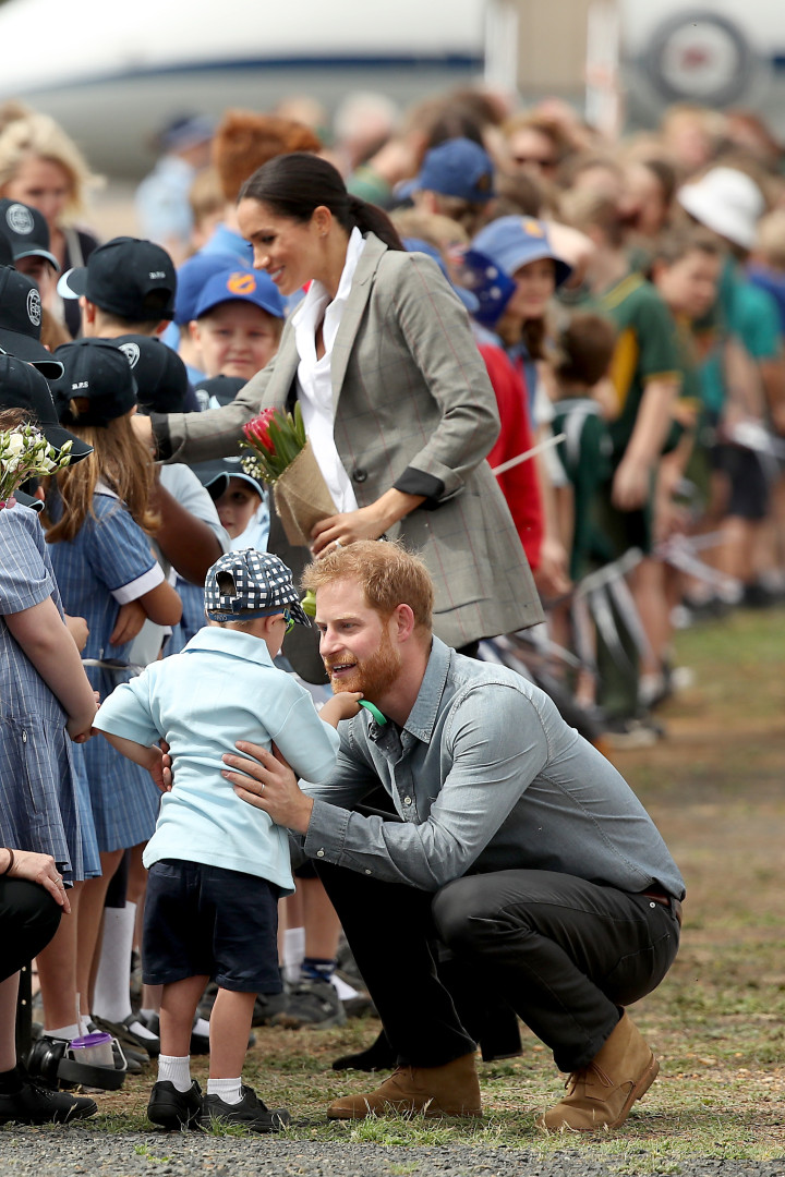 Príncipe Harry mostra lado paternal e deixa Meghan Markle 'babada'