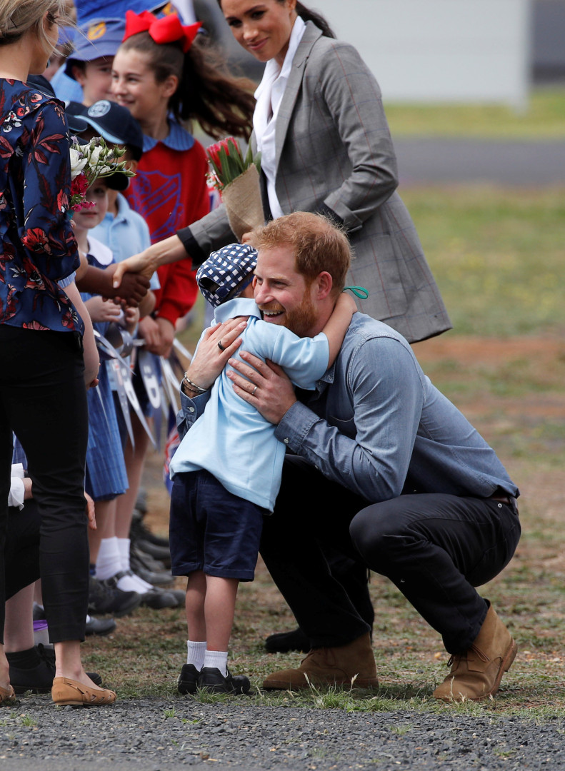 Príncipe Harry mostra lado paternal e deixa Meghan Markle 'babada'