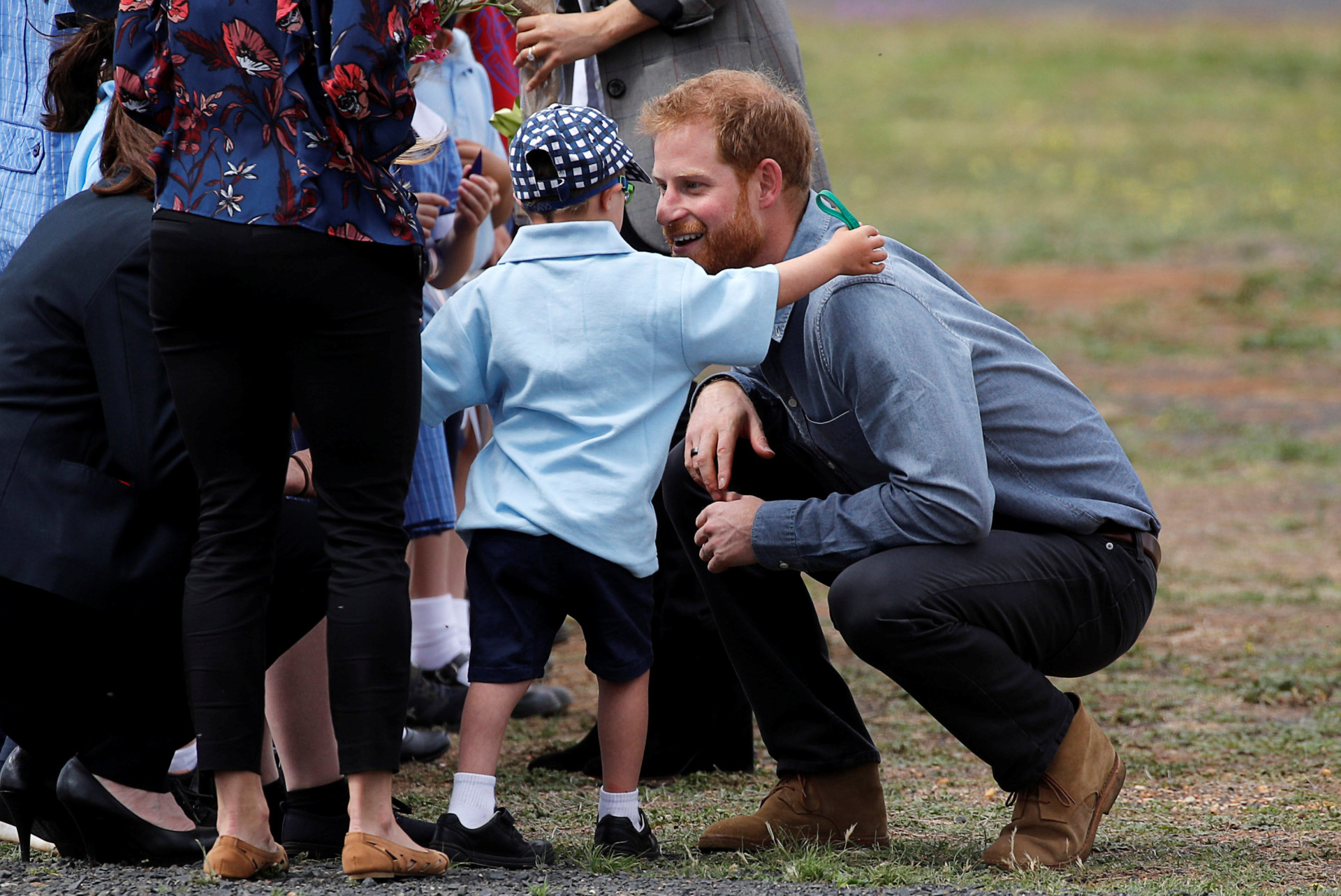 Príncipe Harry mostra lado paternal e deixa Meghan Markle 'babada'