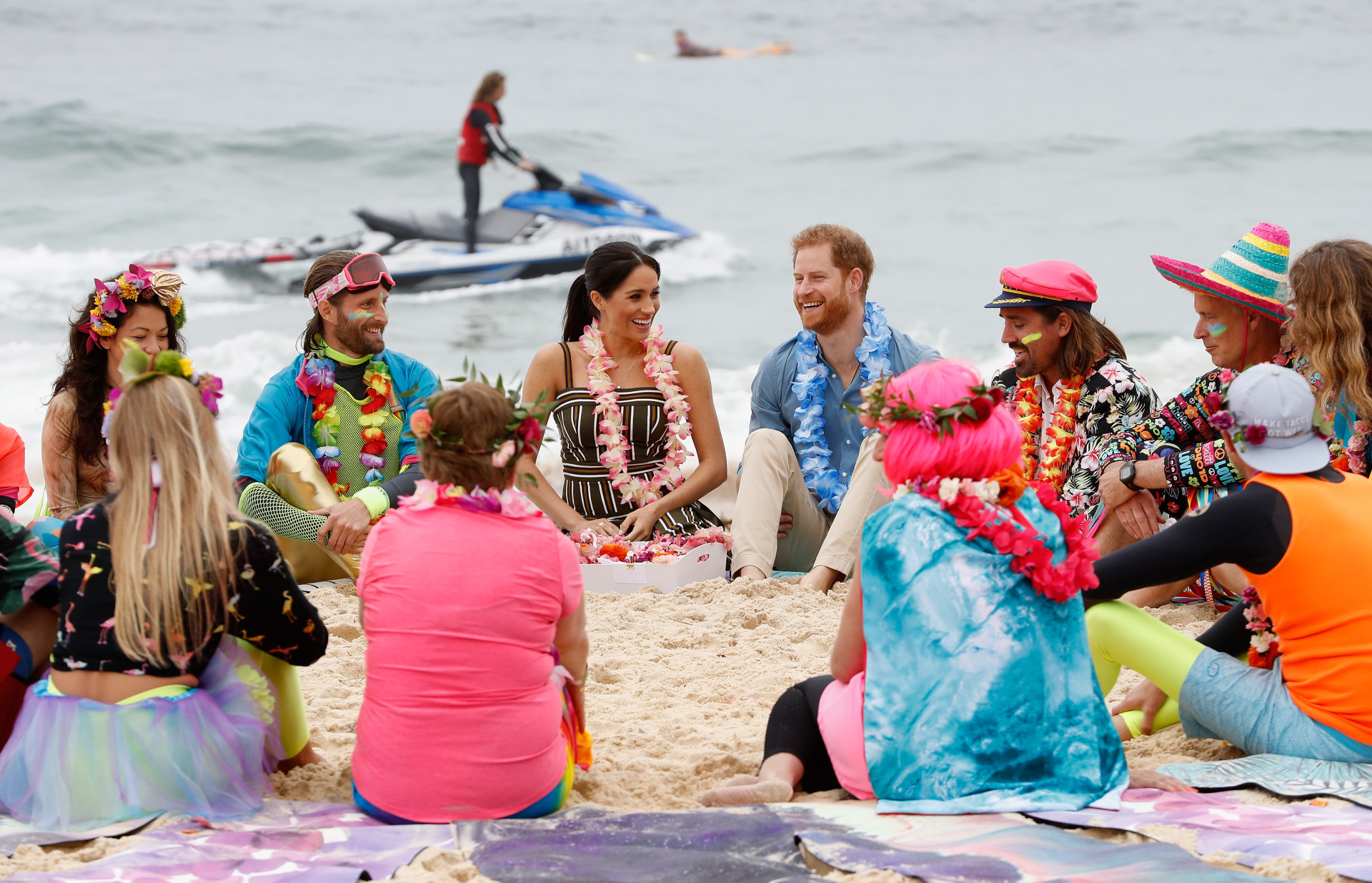 Pé na areia e coroas de flores: A visita oficial de Meghan Markle e Harry
