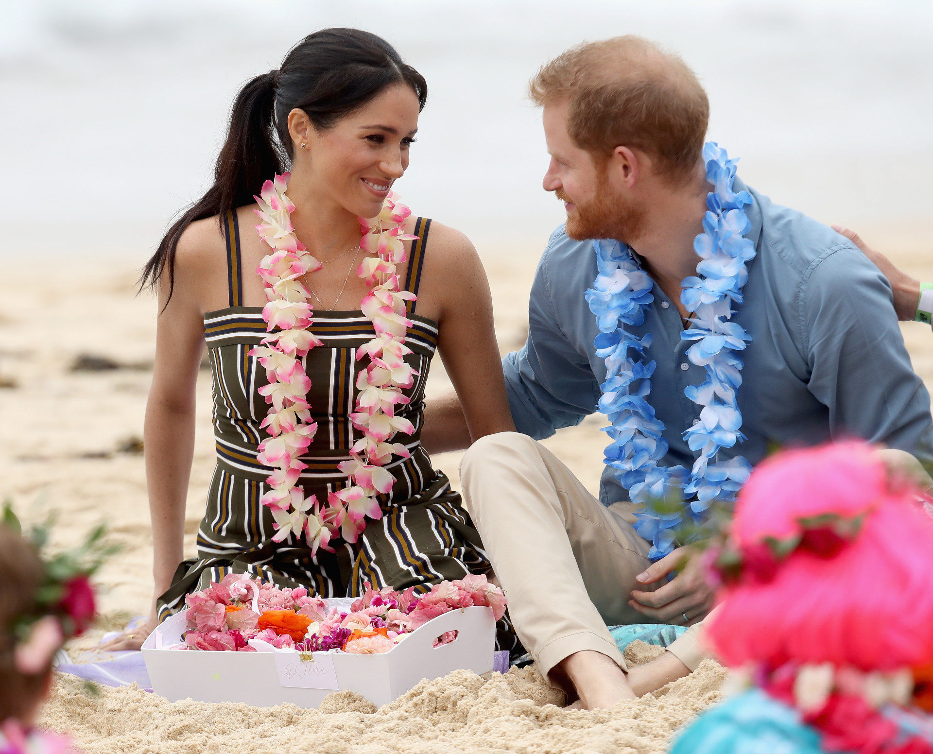 Pé na areia e coroas de flores: A visita oficial de Meghan Markle e Harry