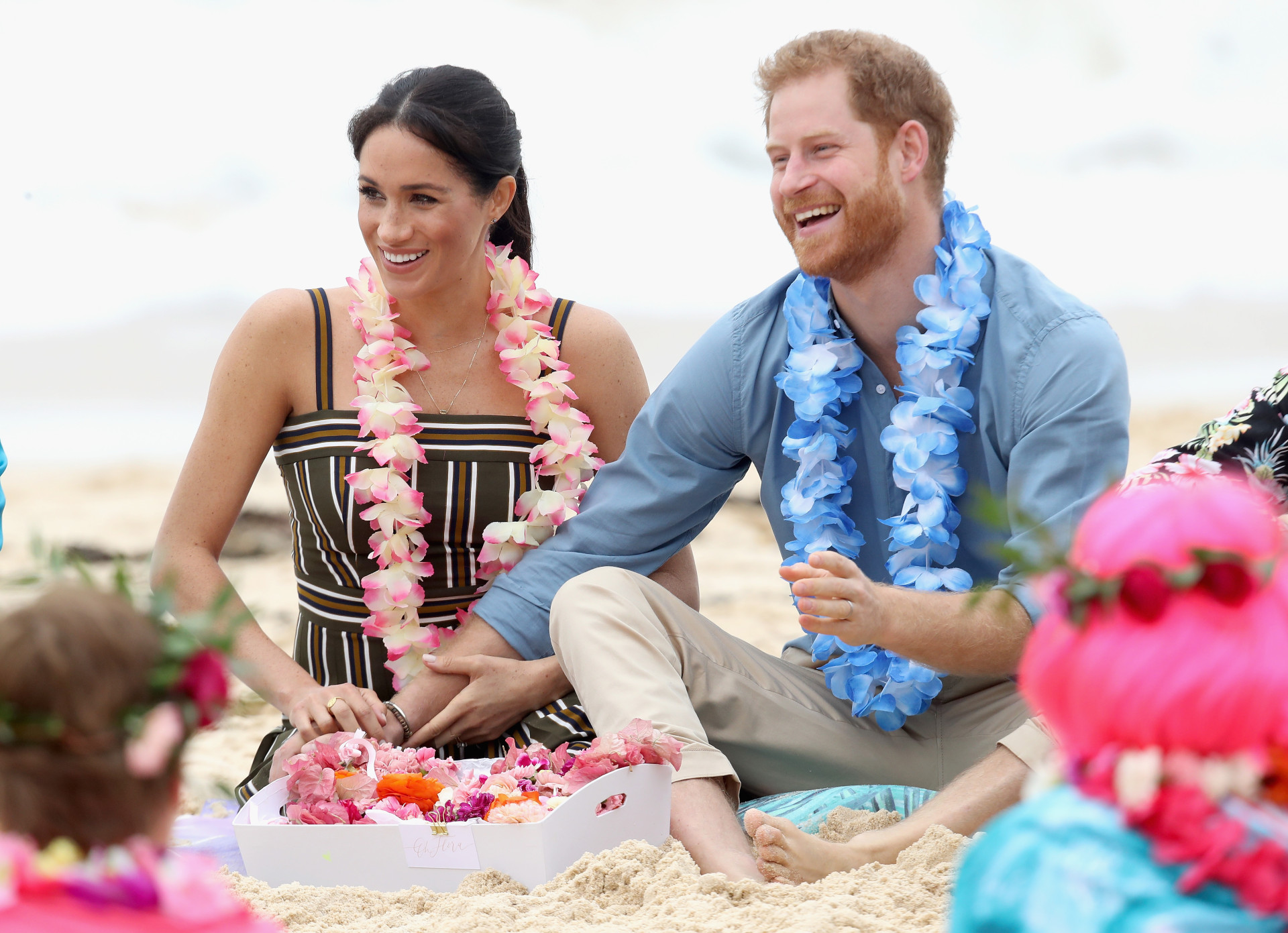 Pé na areia e coroas de flores: A visita oficial de Meghan Markle e Harry