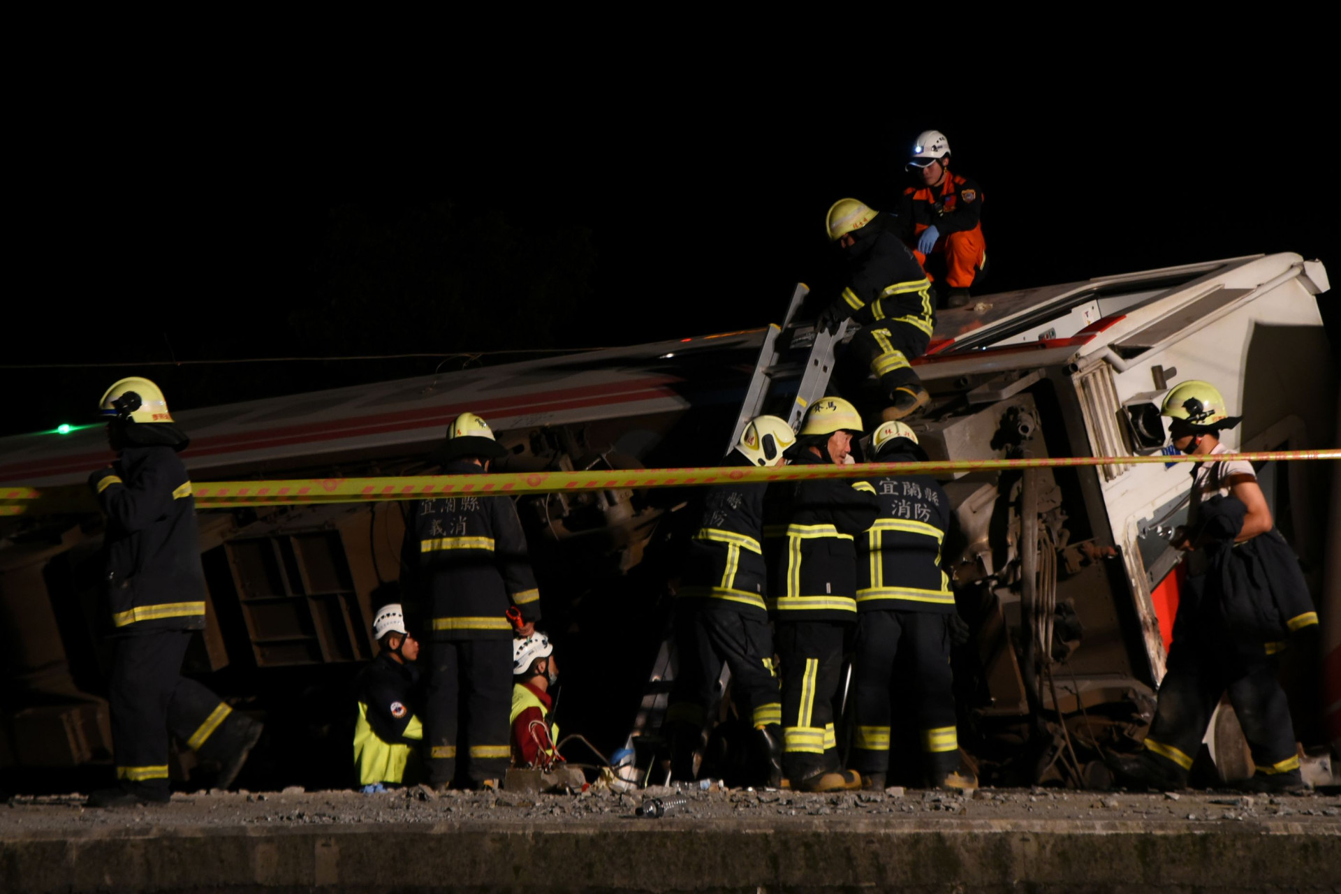 As imagens do descarrilamento de comboio em Taiwan que já fez 22 mortos