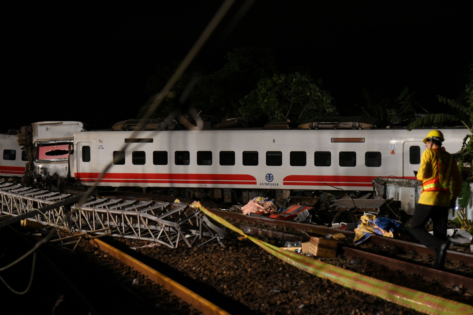 As imagens do descarrilamento de comboio em Taiwan que já fez 22 mortos