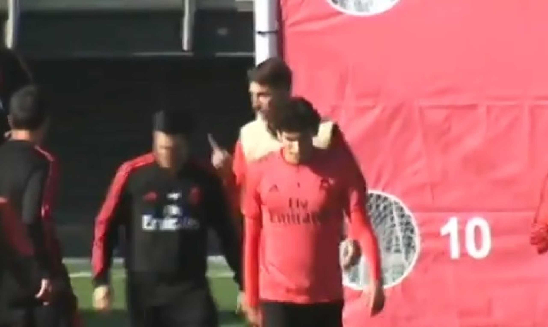 Ramos perde a cabeça durante o treino e chuta bola contra colega