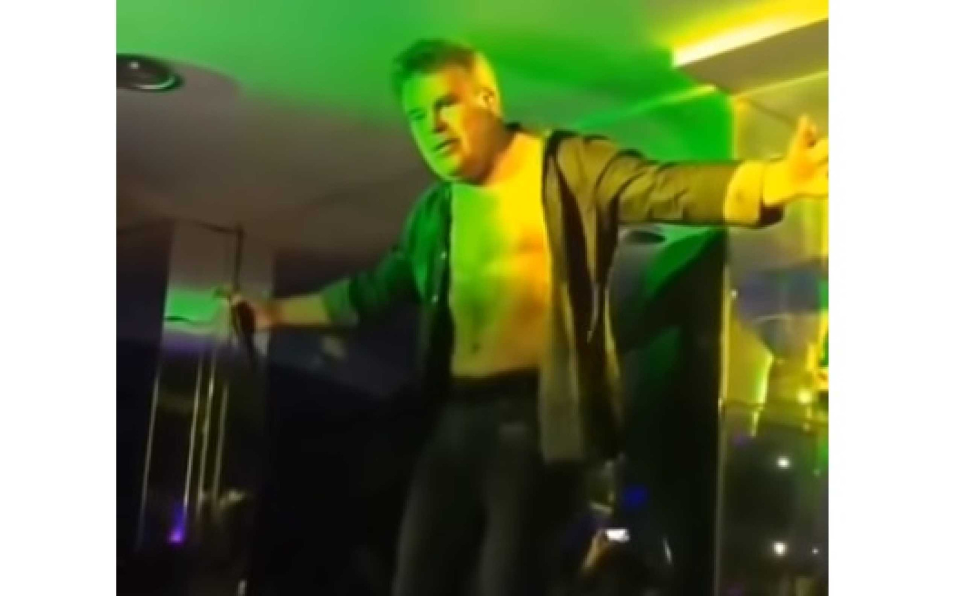 Vídeo do momento: Toy surpreende ao fazer dança do ventre em concerto