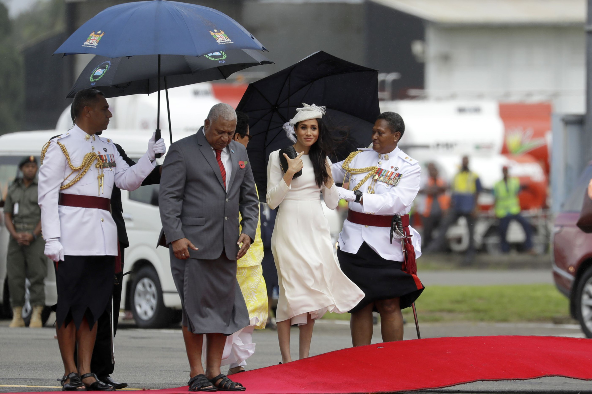 Meghan Markle deslumbra com visual branco nas ilhas Fiji