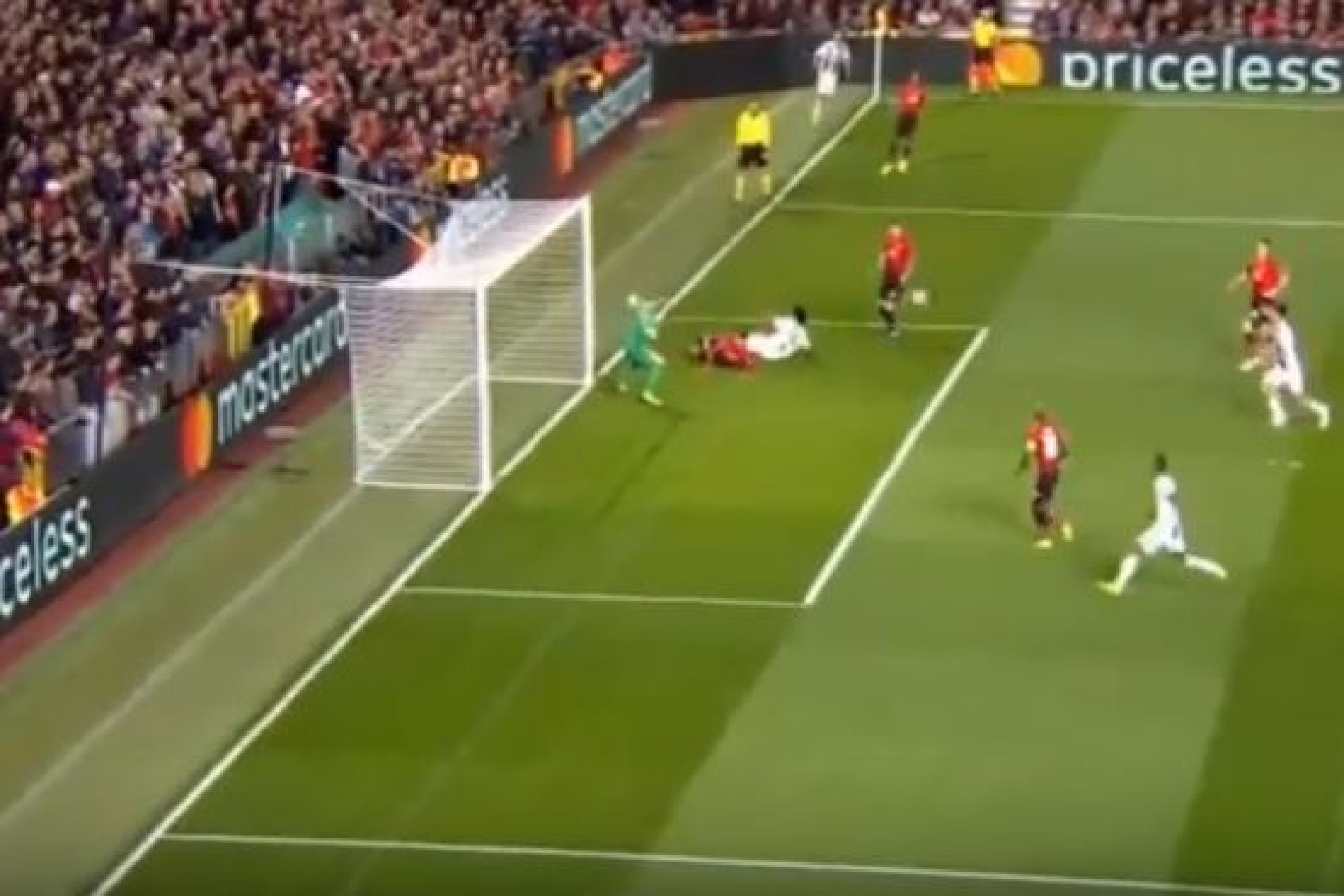 Depois de um ressalto, Dybala remata para o primeiro da Juventus