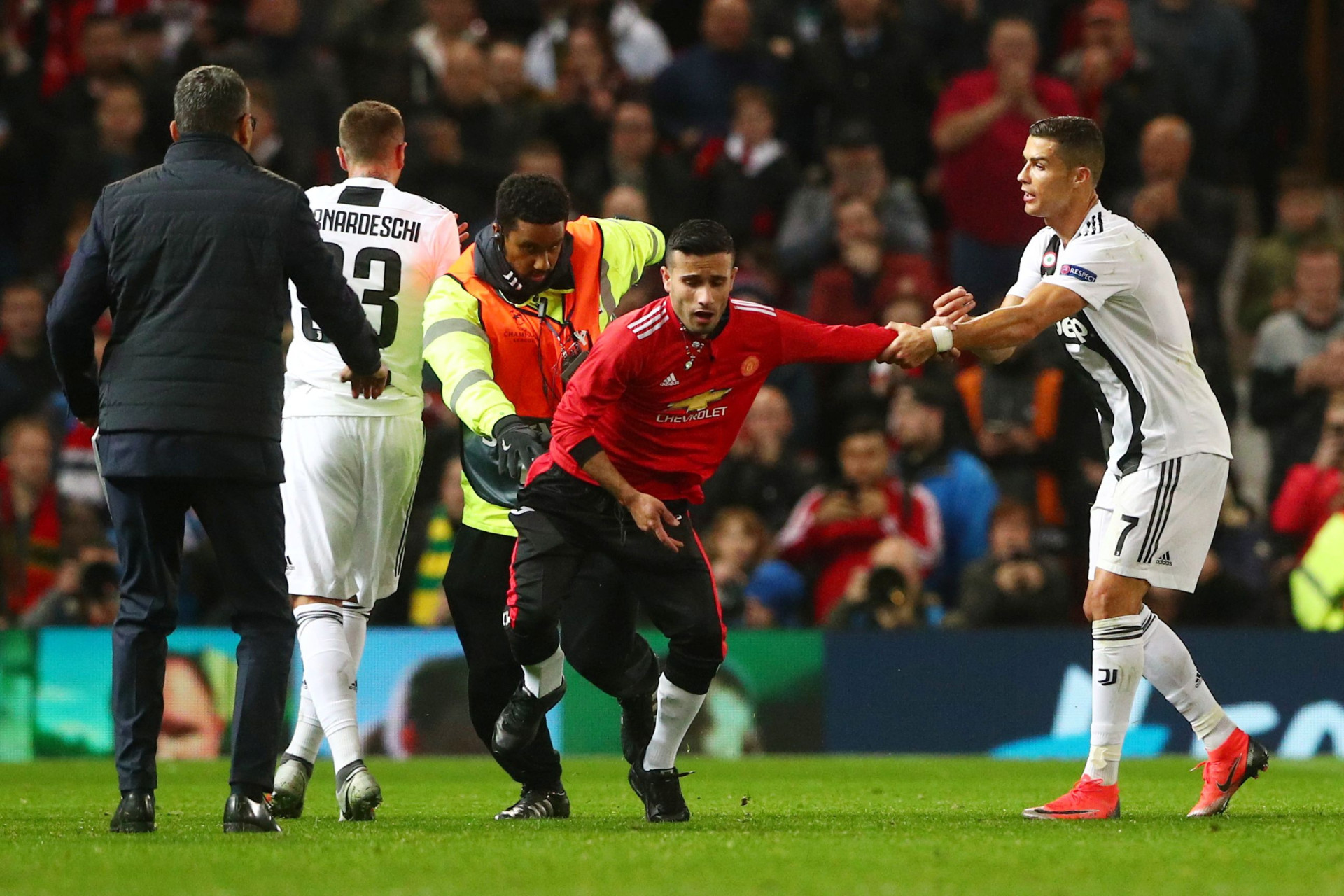 Segundo invasor de Old Trafford conseguiu tirar selfie com Ronaldo