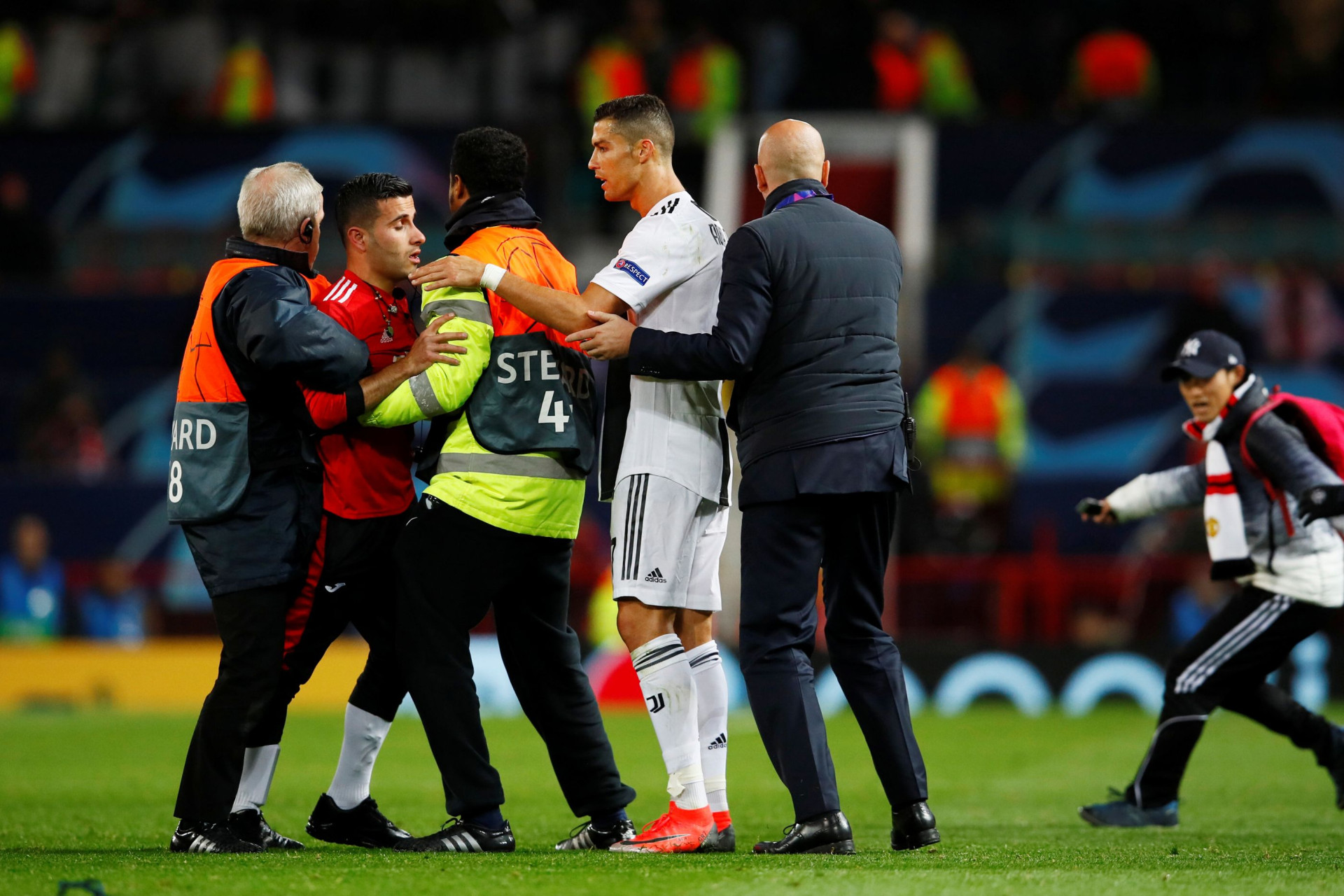 Segundo invasor de Old Trafford conseguiu tirar selfie com Ronaldo