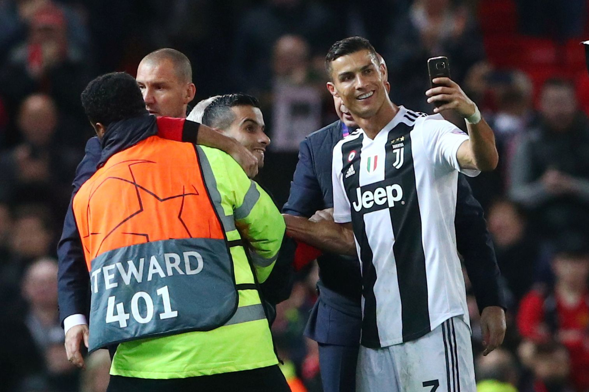 Segundo invasor de Old Trafford conseguiu tirar selfie com Ronaldo
