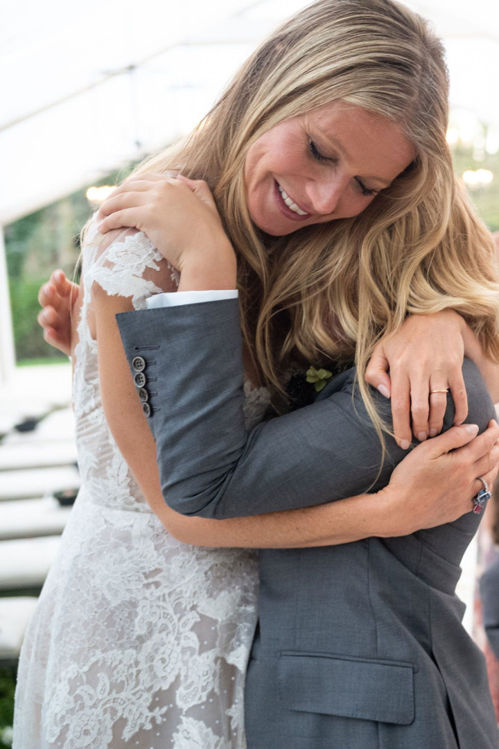 Gwyneth Paltrow mostra o álbum de fotos do seu casamento