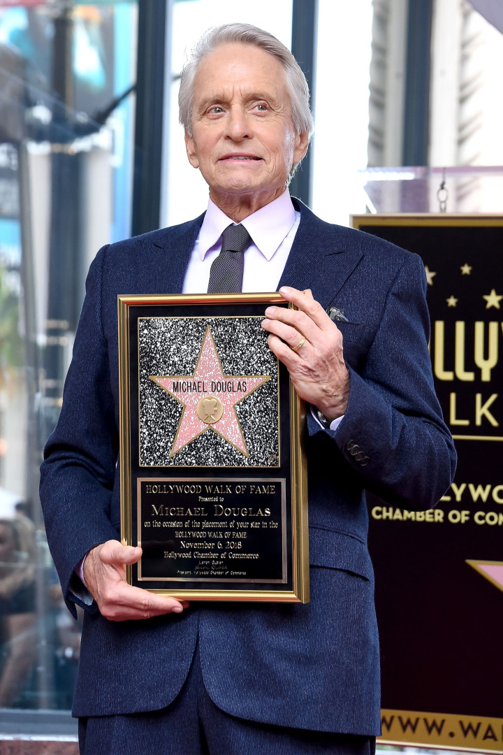 Ao lado do pai, Michael Douglas recebe estrela no Passeio da Fama