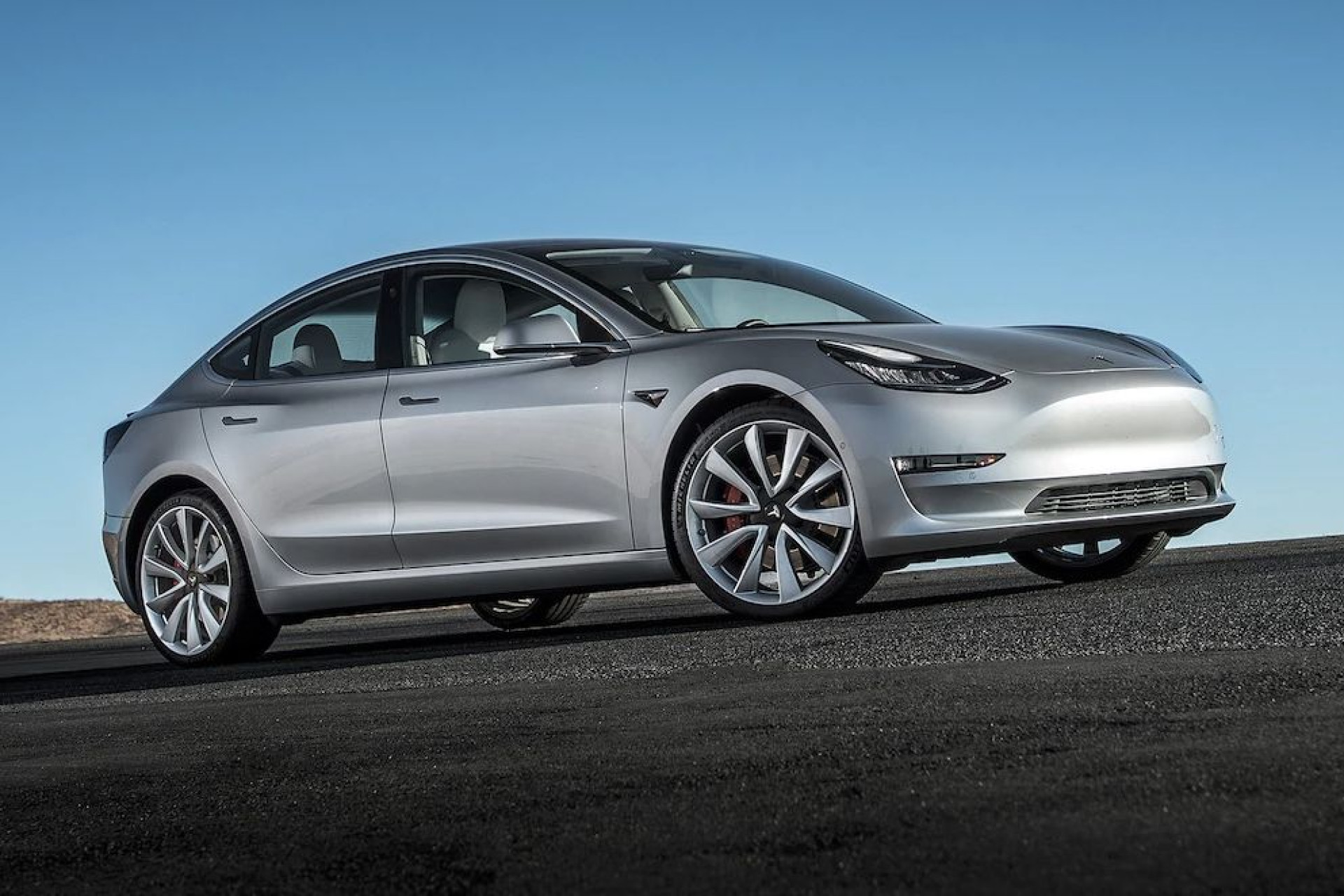 Tesla Model 3 mais rápido em pista que um Ferrari? Piloto diz que sim