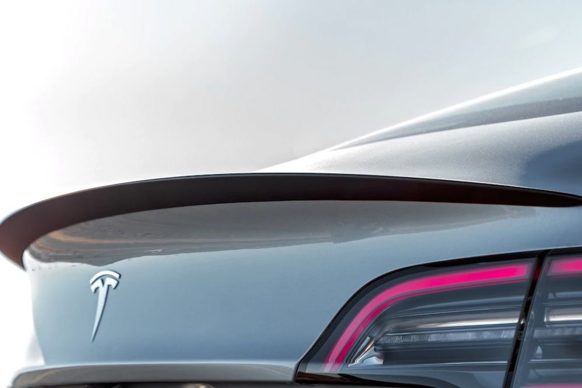 Tesla Model 3 mais rápido em pista que um Ferrari? Piloto diz que sim