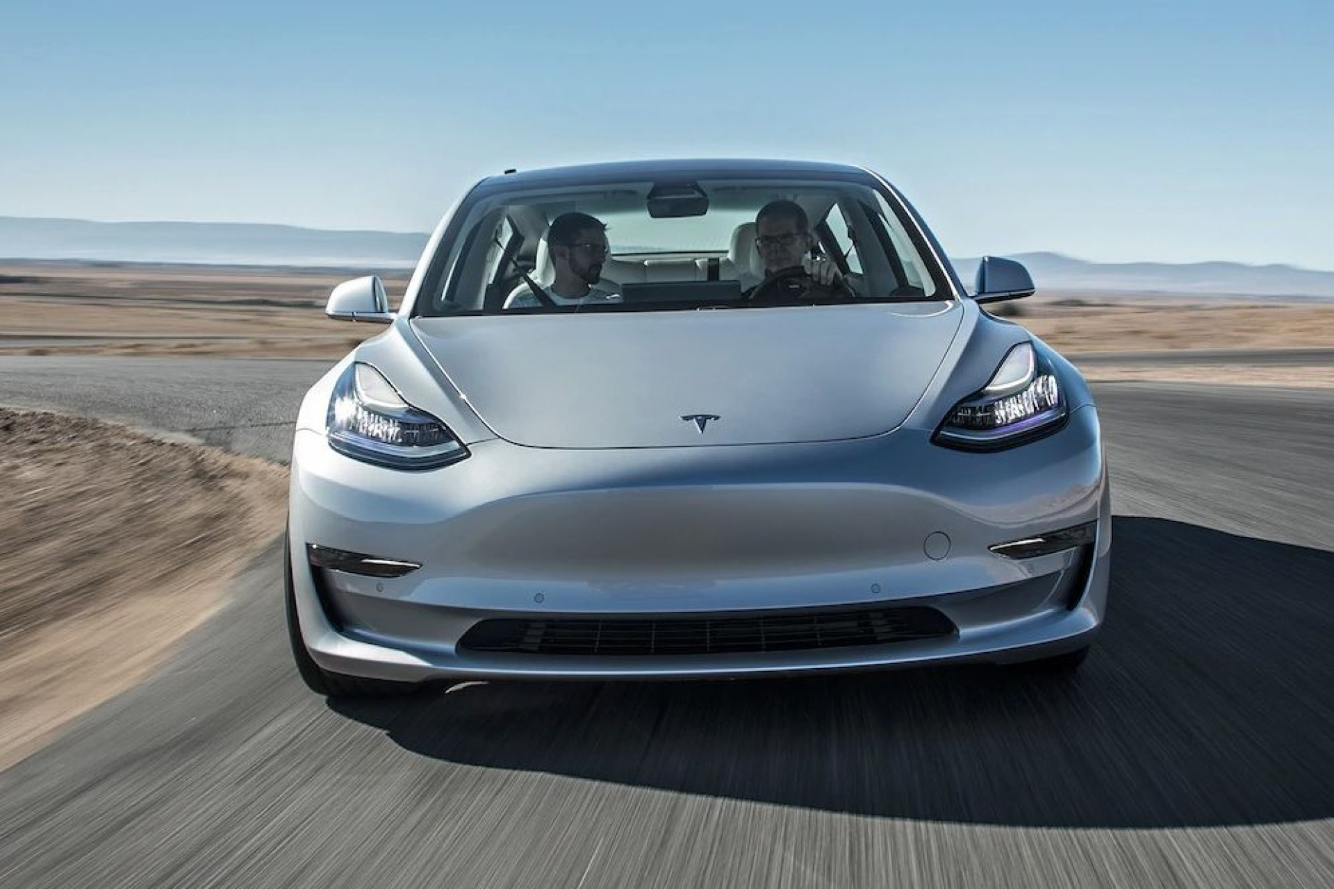 Tesla Model 3 mais rápido em pista que um Ferrari? Piloto diz que sim