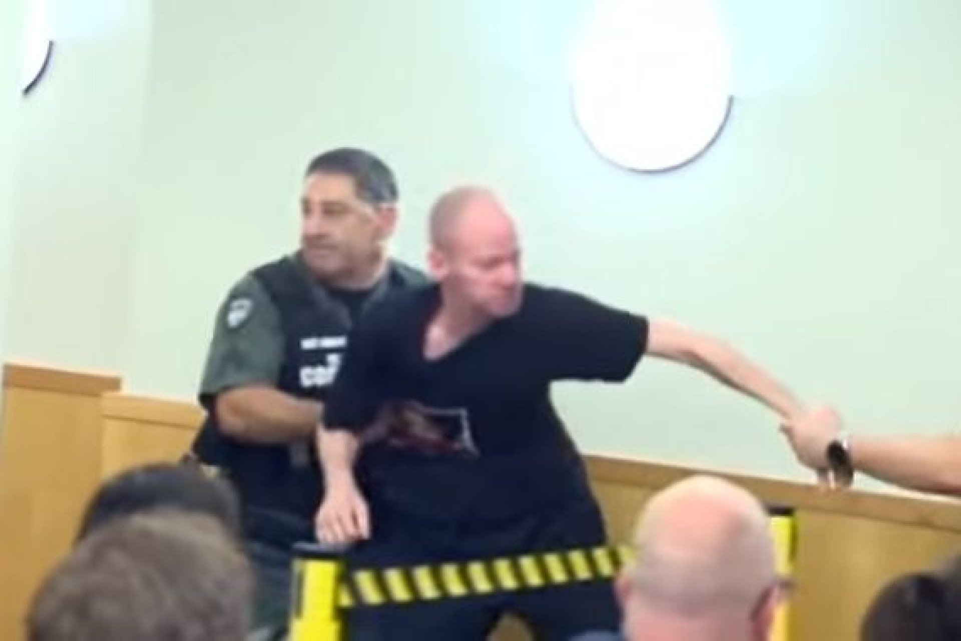 Pai expulso do tribunal depois de confrontar homem que lhe matou a filha