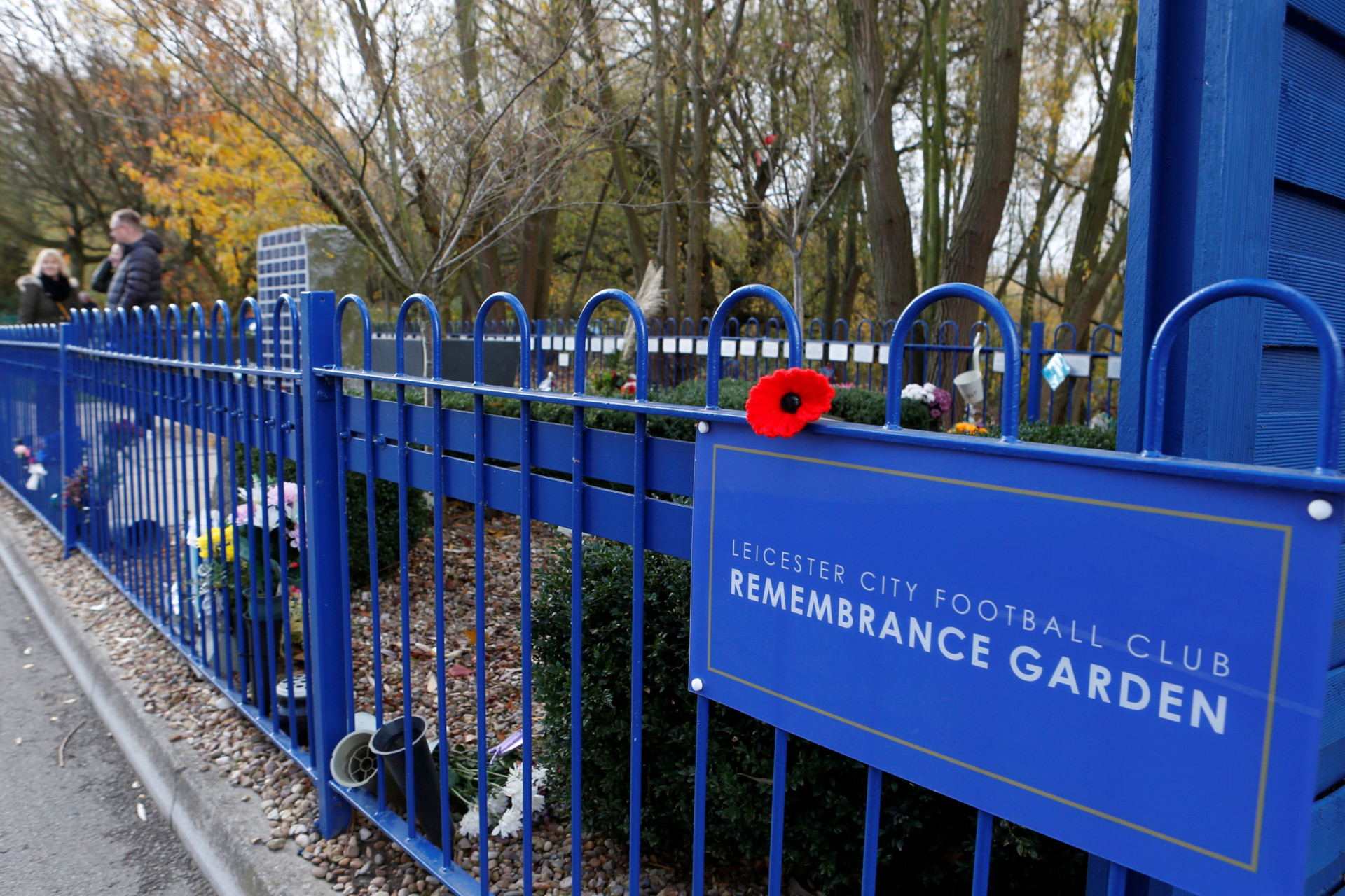 Jogadores do Leicester homenageiam Vichai junto à sua eterna 'casa'