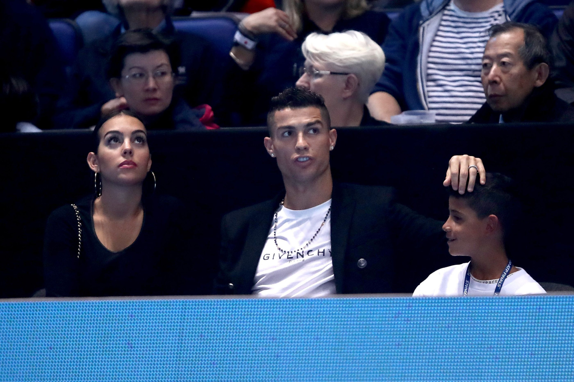 Ronaldo diverte-se ao lado Cristianinho e Georgina em Londres