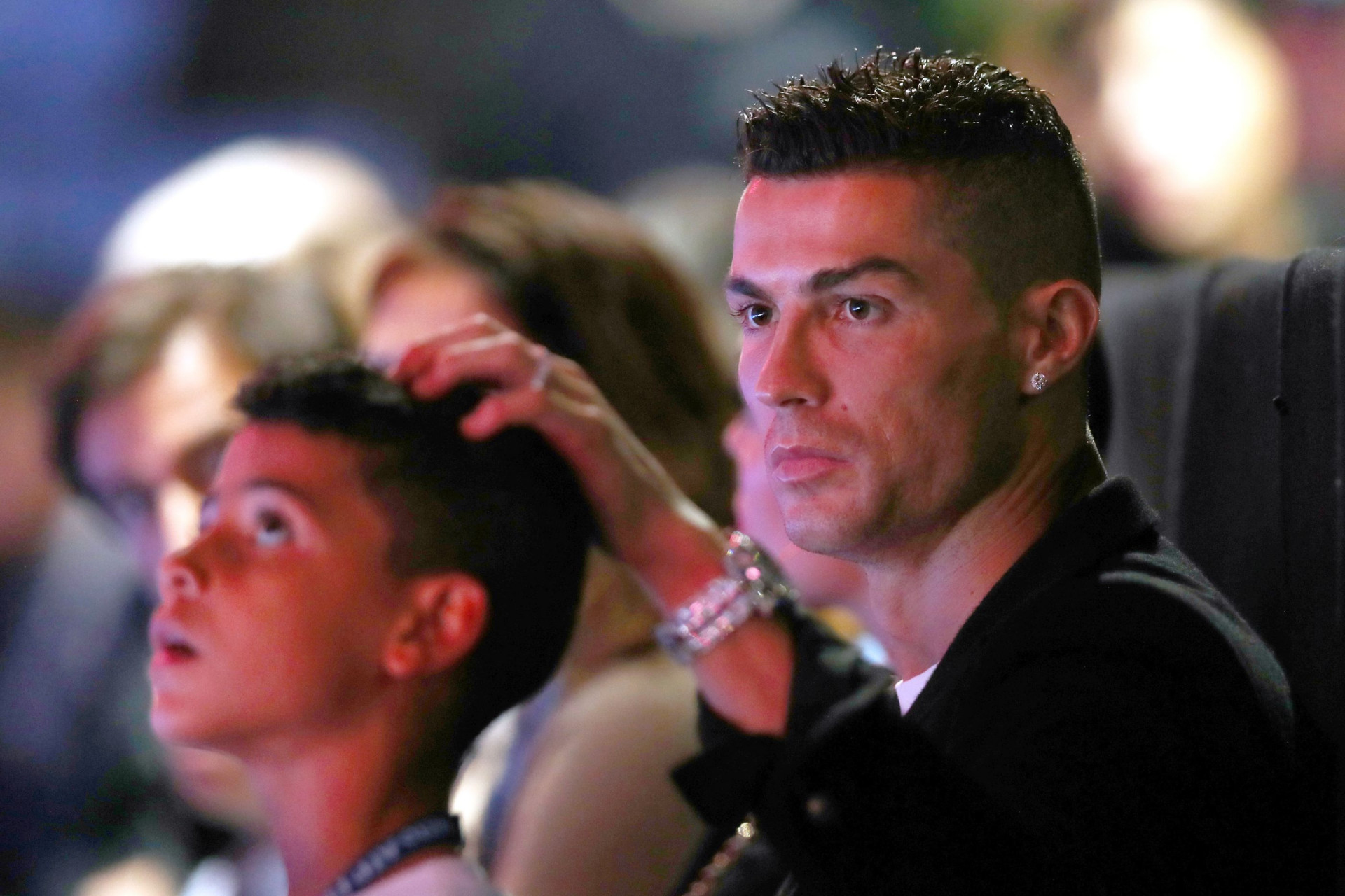 Ronaldo diverte-se ao lado Cristianinho e Georgina em Londres