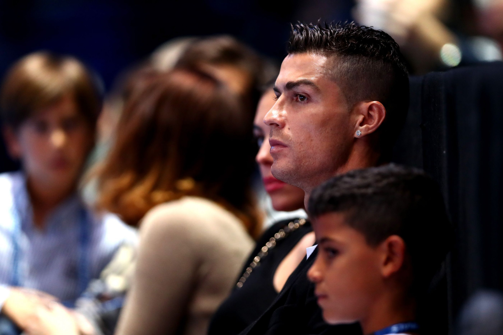 Ronaldo diverte-se ao lado Cristianinho e Georgina em Londres